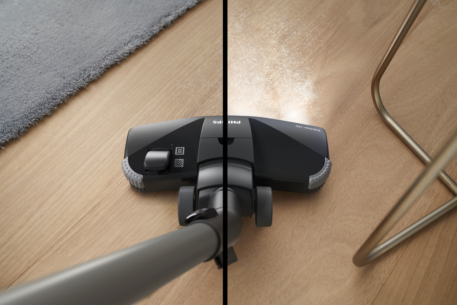 Głowica odkurzacza czyszcząca drewnianą podłogę. Obraz jest podzielony, pokazując przed i po.