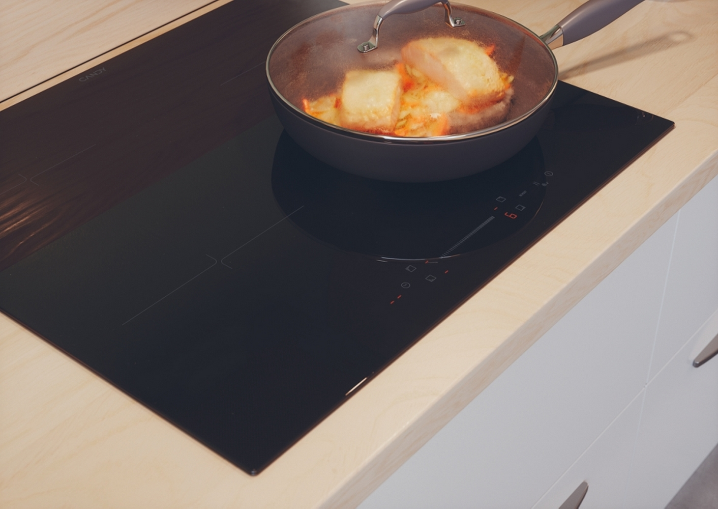 Czarna płyta indukcyjna z gotującym się jedzeniem na patelni. Płyta znajduje się na białej powierzchni.
