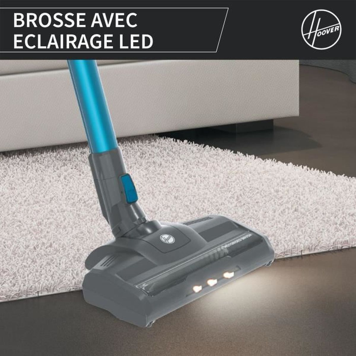 Testa aspirapolvere con luci LED su tappeto bianco. Tubo blu collegato.