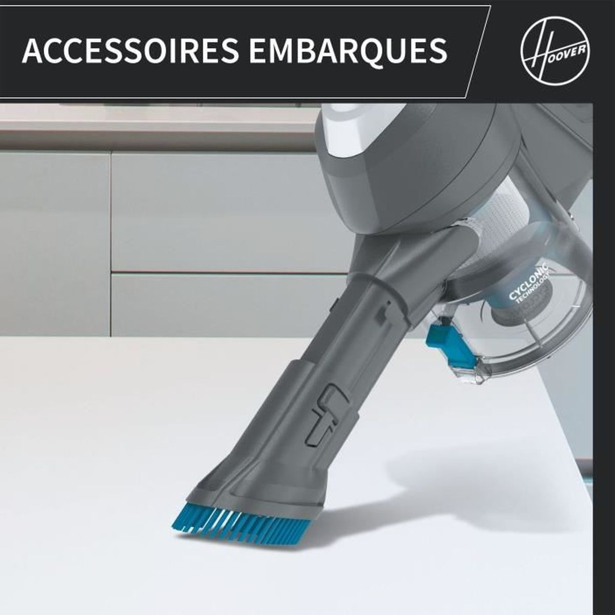 Primo piano di un accessorio per aspirapolvere. La testina è grigia e blu.
