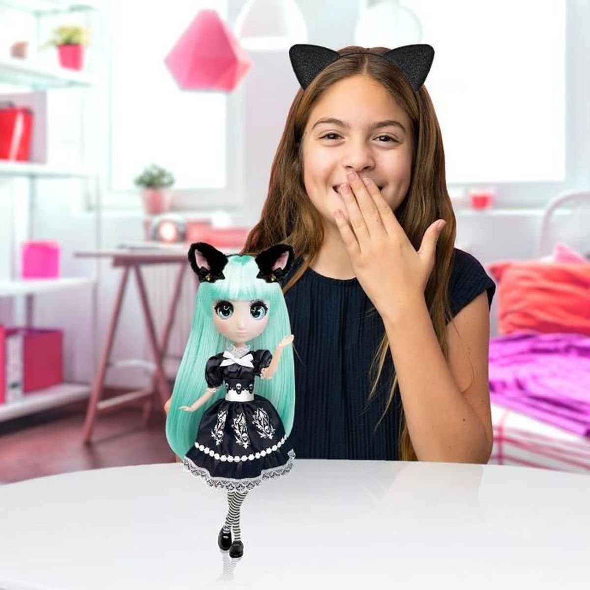Ein Mädchen mit einer Puppe. Das Mädchen trägt Katzenohren, ein schwarzes Kleid. Die Puppe hat blaue Haare, ein schwarzes Kleid und Katzenohren.