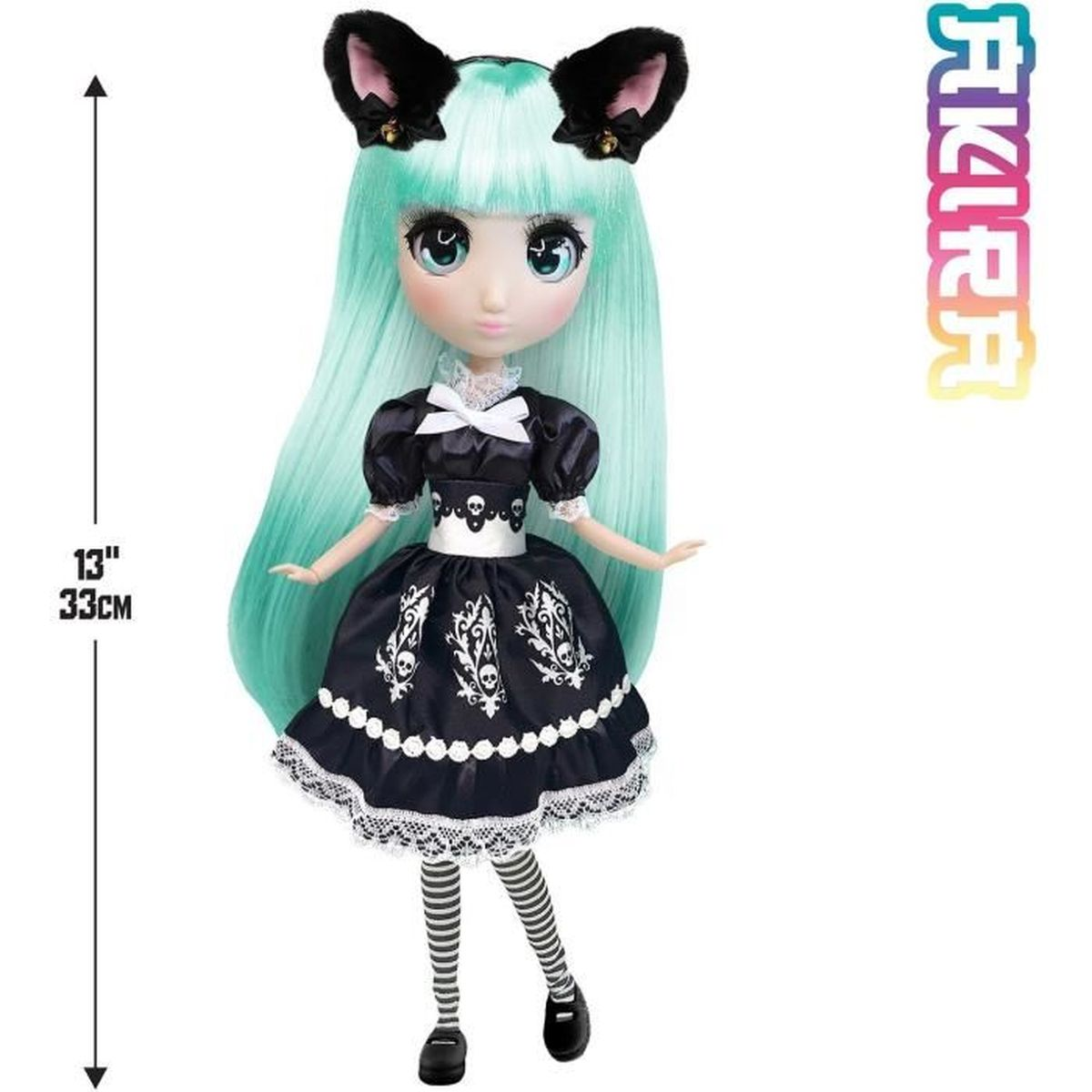 Eine Puppe mit mintgrünen Haaren, Katzenohren und einem schwarz-weißen Kleid. Links ist ein Lineal.