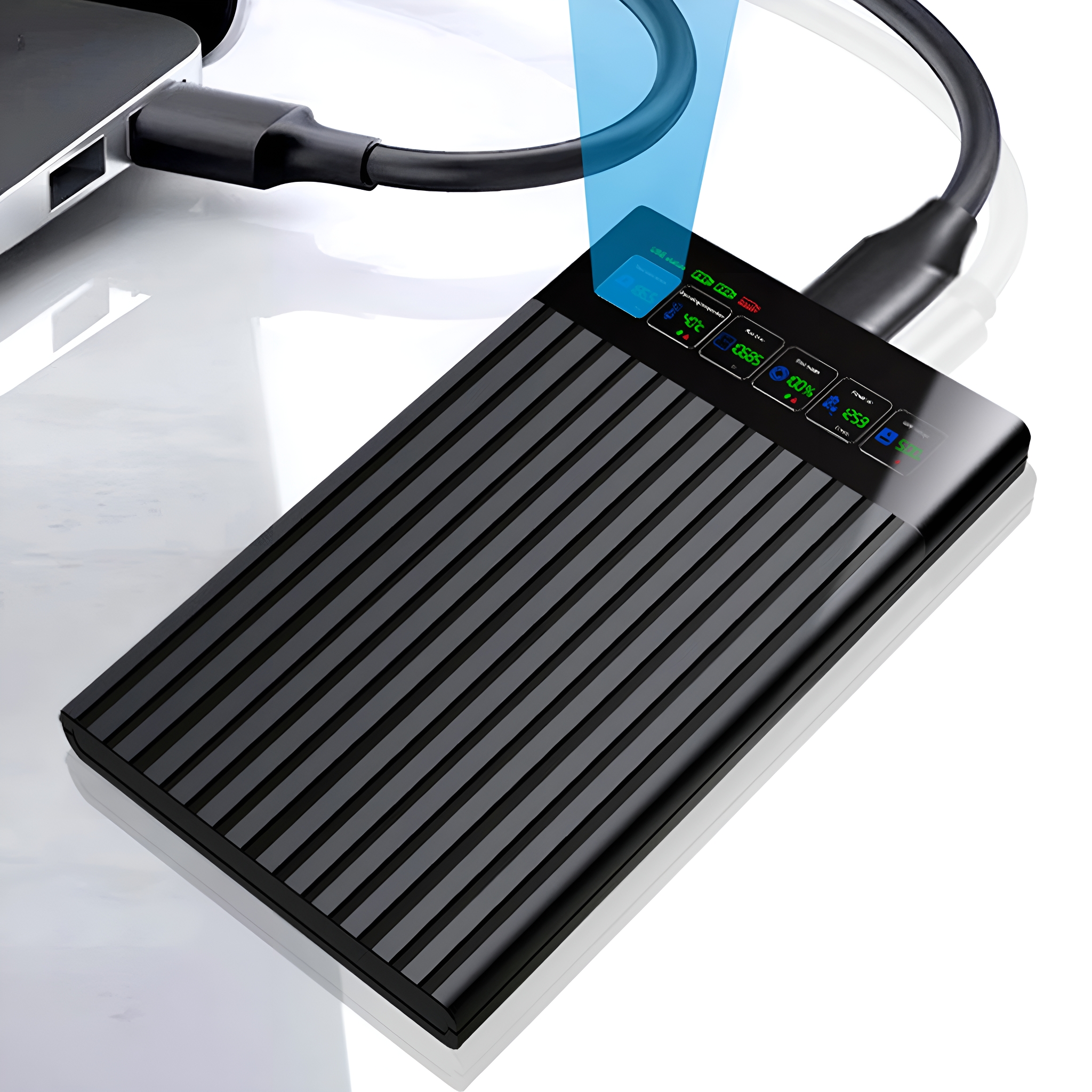 Schwarze externe Festplatte über ein USB-Kabel mit einem Laptop verbunden, mit blauem Licht.