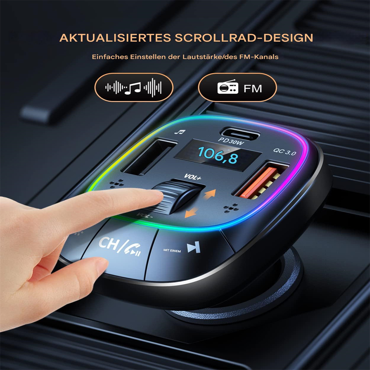 KFZ-FM-Transmitter mit Display und Tasten. Hand berührt es, Armaturenbrett im Hintergrund.