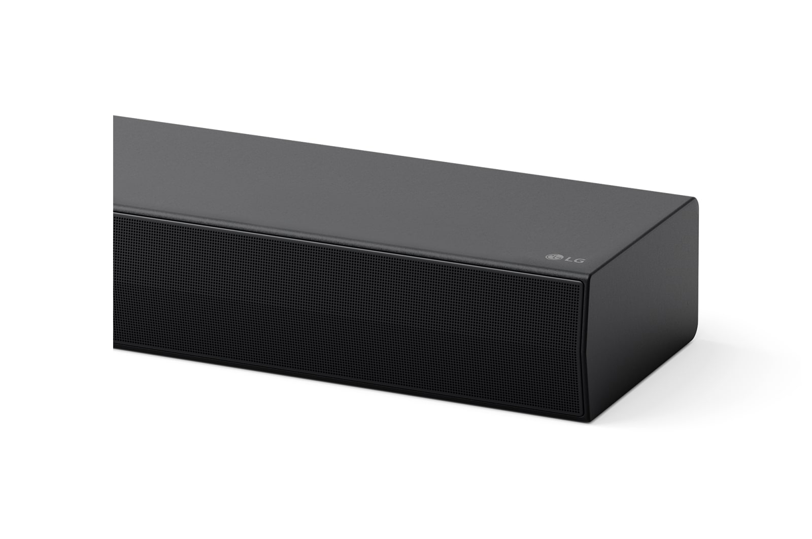 Primo piano di una soundbar LG nera, che mostra la parte anteriore in rete e la parte superiore curva.