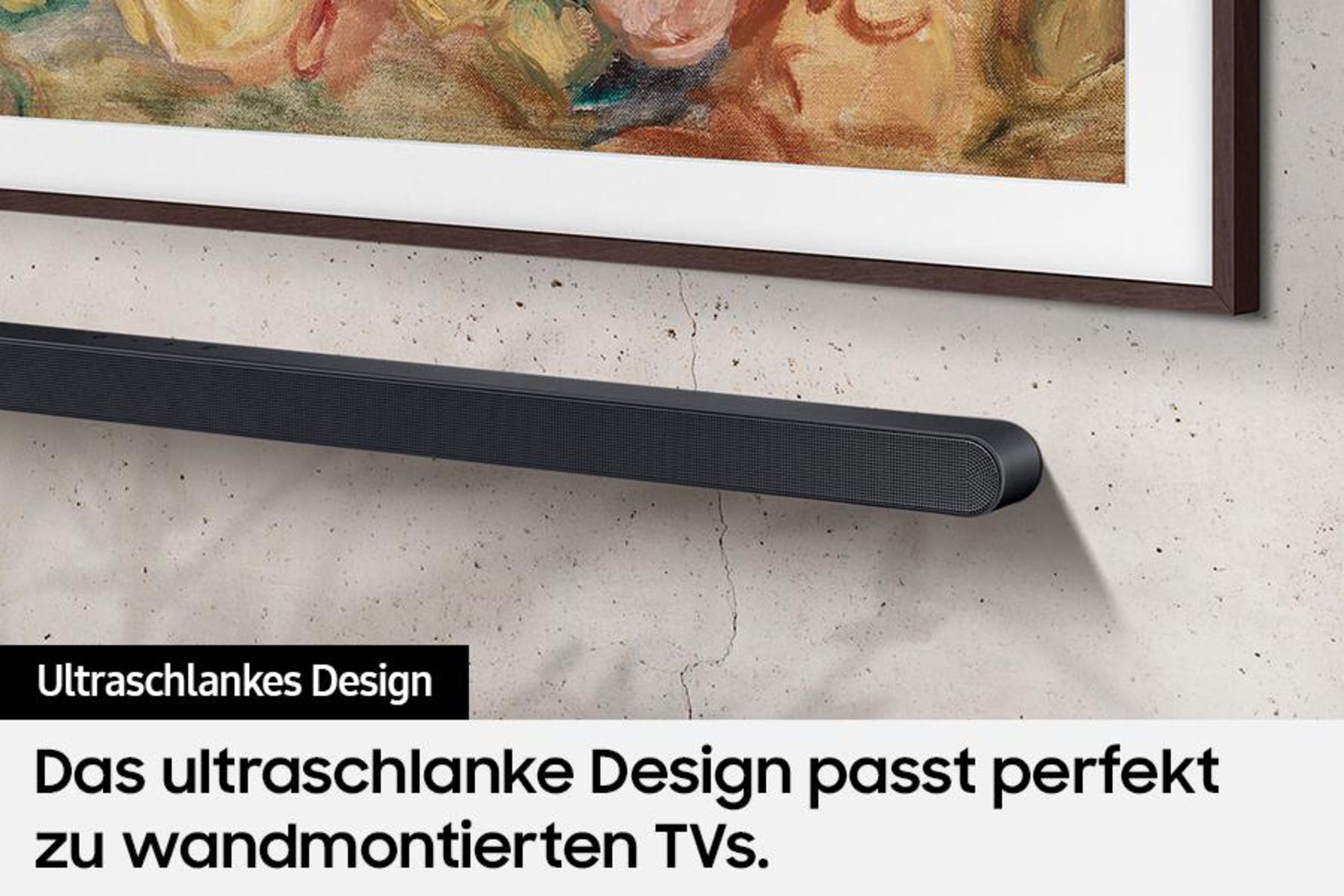 Schwarze Soundbar unter einem gerahmten Gemälde an einer hellen Wand montiert.