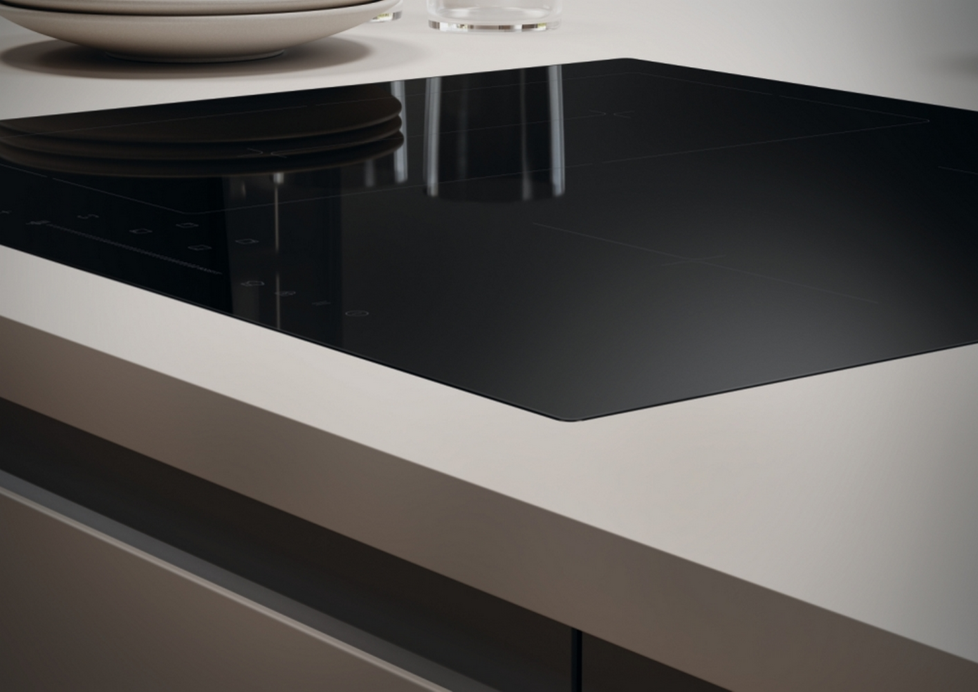 Czarna płyta indukcyjna na jasnym blacie, czysty i nowoczesny design kuchni.