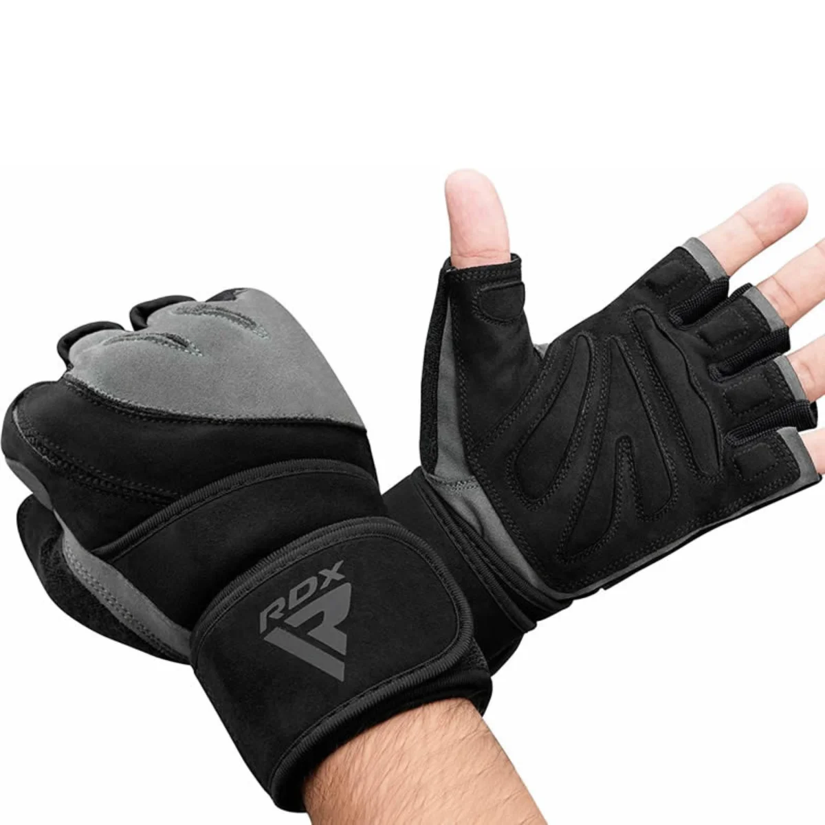 Gants d'haltérophilie noirs et gris sur les mains. Les gants ont des sangles de poignet avec le logo RDX.