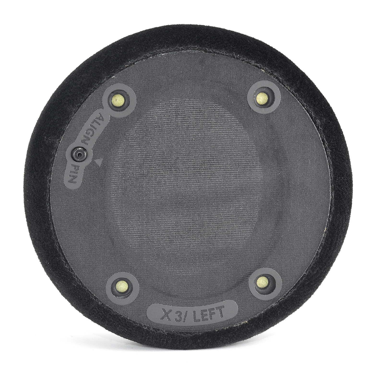 Coussinet d'écouteur noir rond avec trous d'épingle alignés.