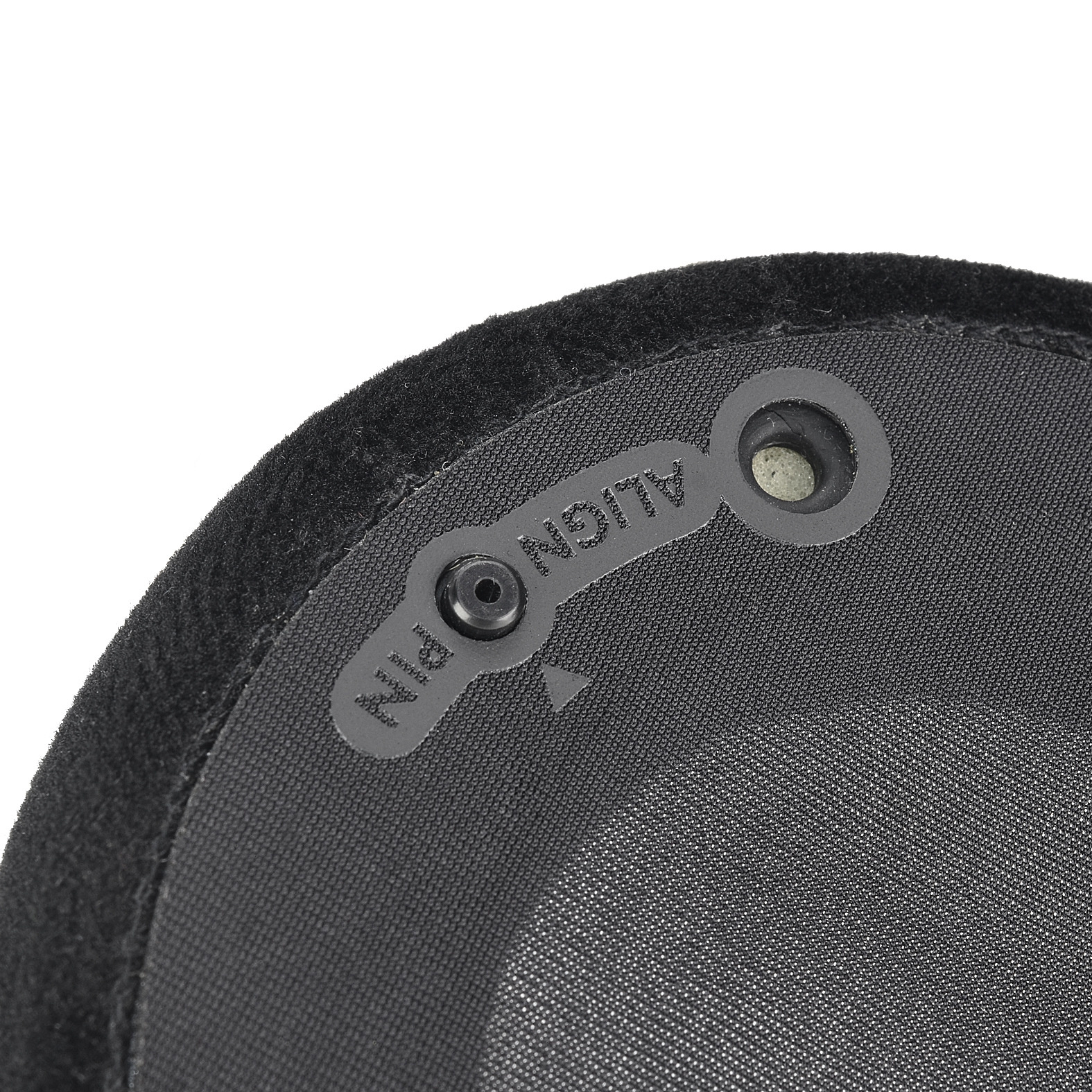 Objet noir avec des marques de réglage et une vis.
