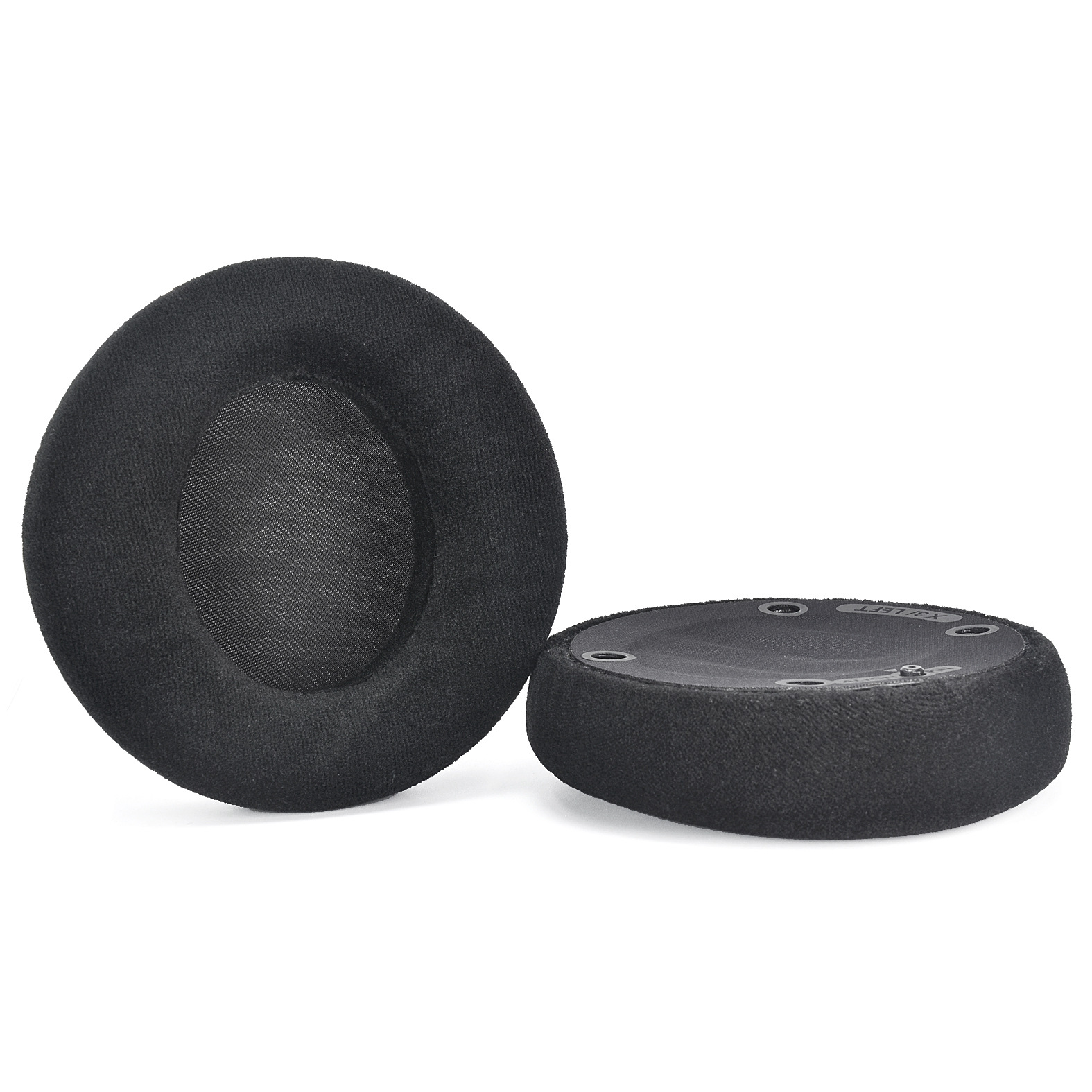 Deux coussinets d'oreille noirs et ronds. Ils ont du tissu recouvrant la mousse.
