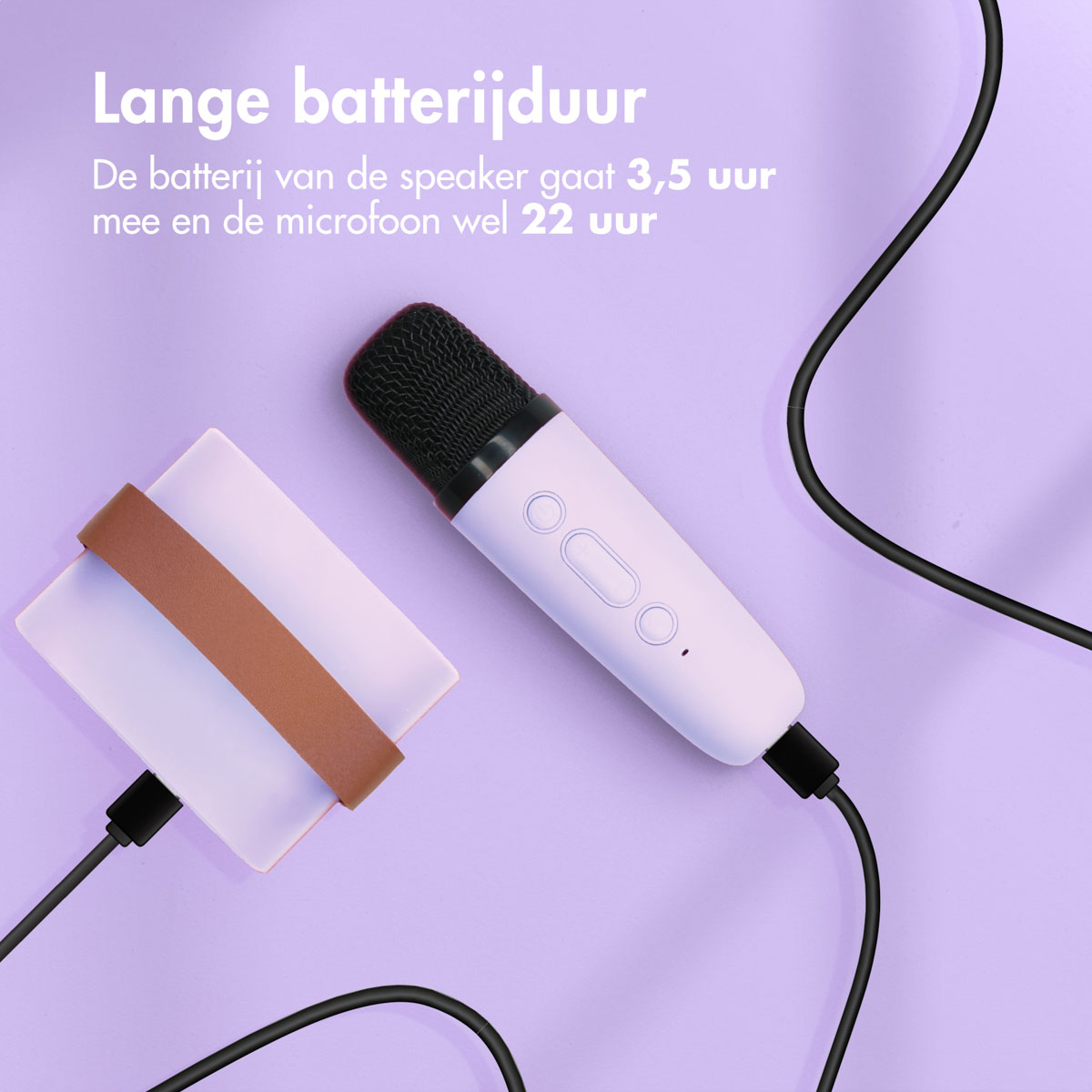 Microfono bianco e base di ricarica con testo sulla durata della batteria.