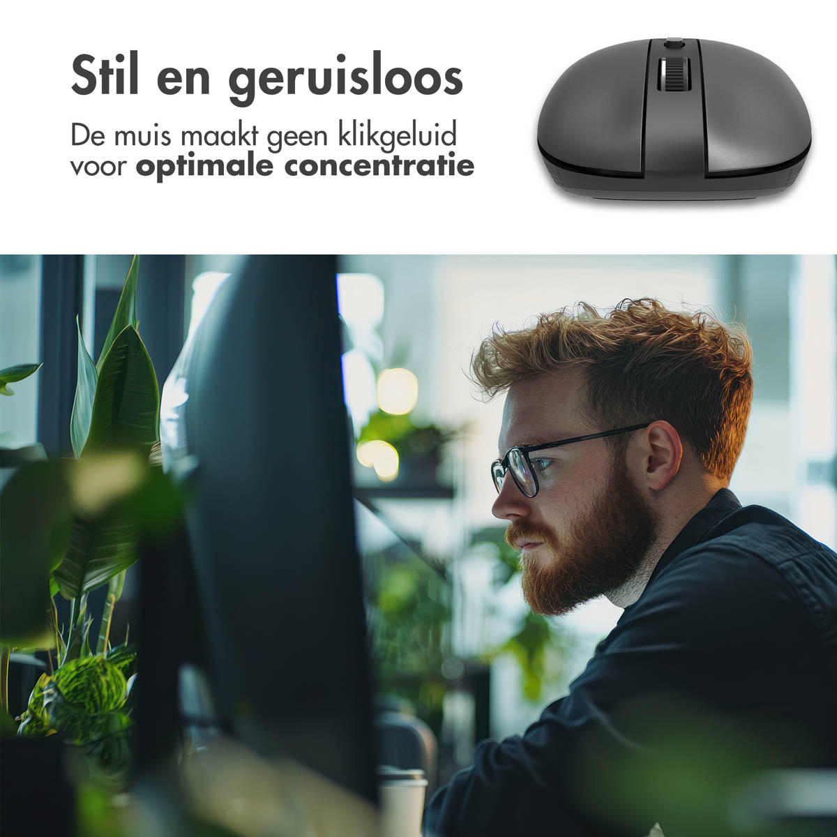 Ein Mann arbeitet am Computer. Eine schwarze Maus liegt auf dem Schreibtisch. Die Maus ist geräuschlos.