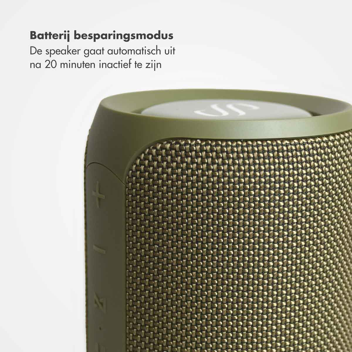 Olijfgroene luidspreker. Zijaanzicht. Luidspreker heeft een mesh-stof en bedieningsknoppen.