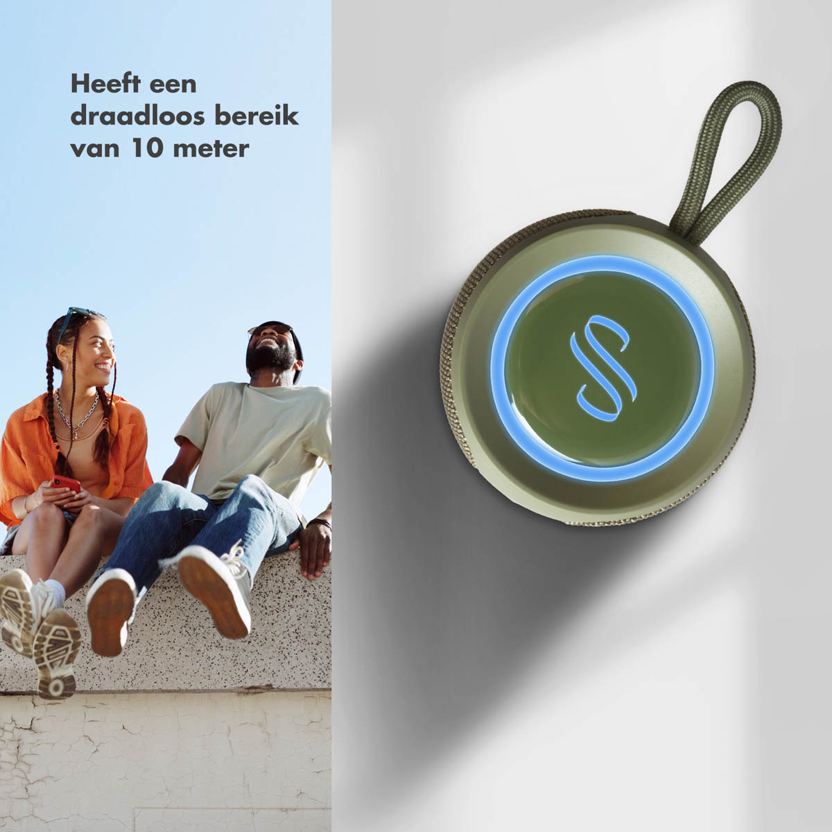 Een man en vrouw zitten buiten bij een luidspreker. De luidspreker is olijfgroen met blauw licht.