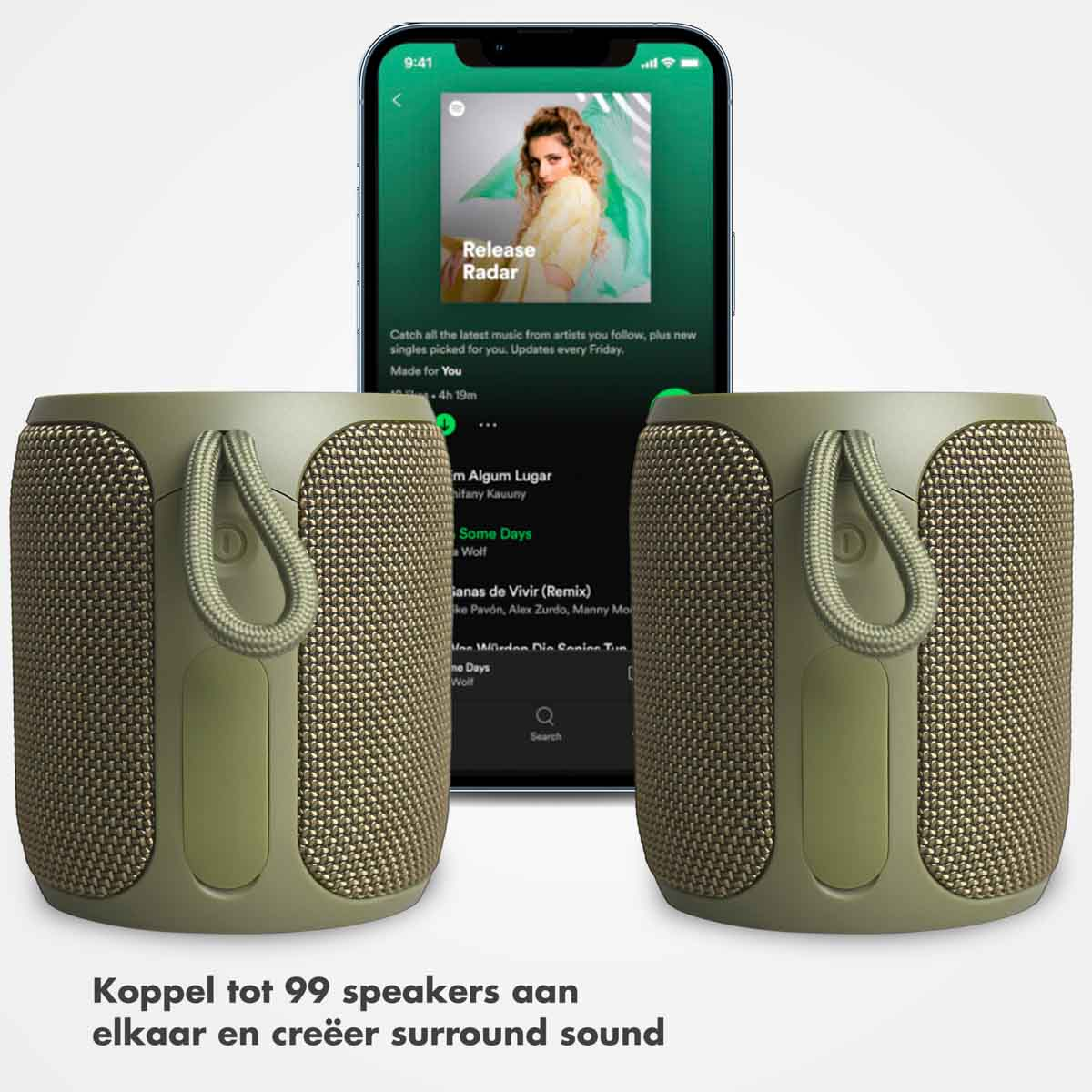 Twee olijfgroene luidsprekers, met een telefoon die muziek laat zien. De luidsprekers zijn cilindrisch en hebben handvatten.