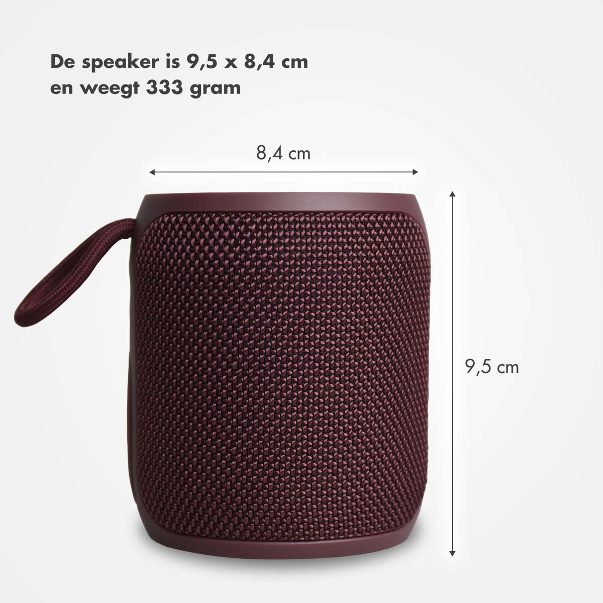 Een enkele cilindrische luidspreker met een handvat. Hij is donkerrood en heeft een mesh-hoes.