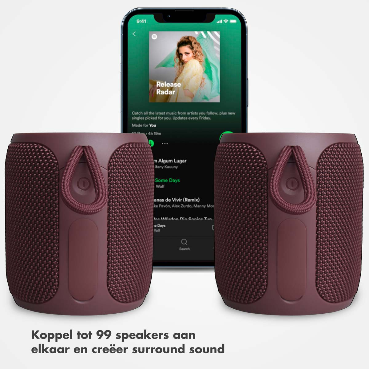 Twee bordeauxrode luidsprekers met een smartphone die muziek afspeelt. Luidsprekers kunnen tot 99 verbinden.