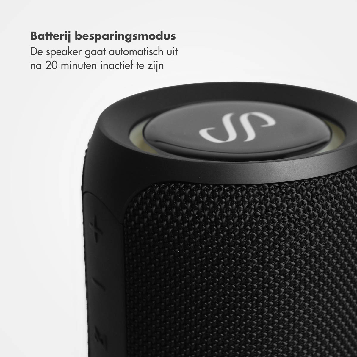 Zwarte luidspreker close-up, met een zwarte bovenkant en een logo.