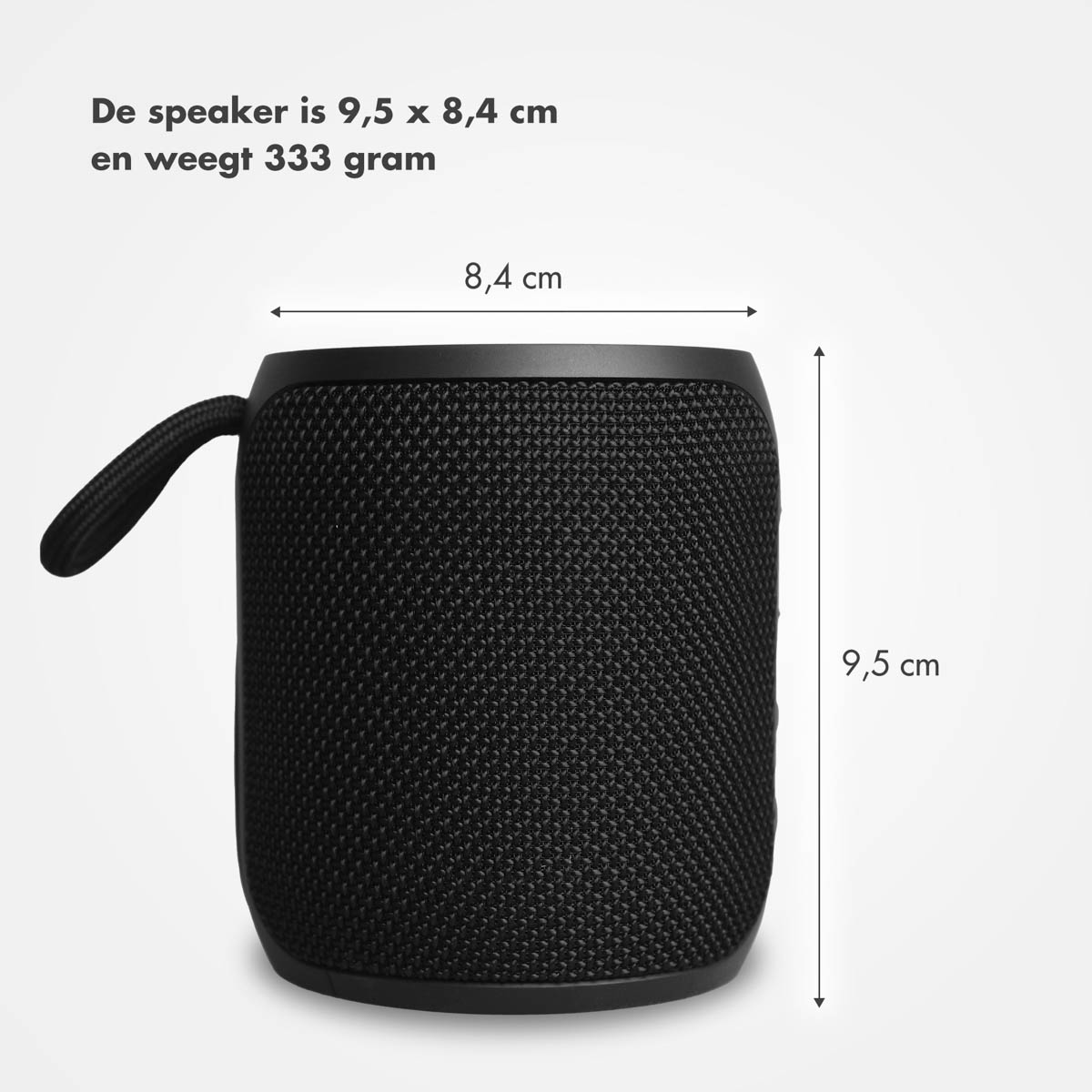Zwarte luidspreker met afmetingen. De luidspreker is 9,5 cm hoog en 8,4 cm breed.