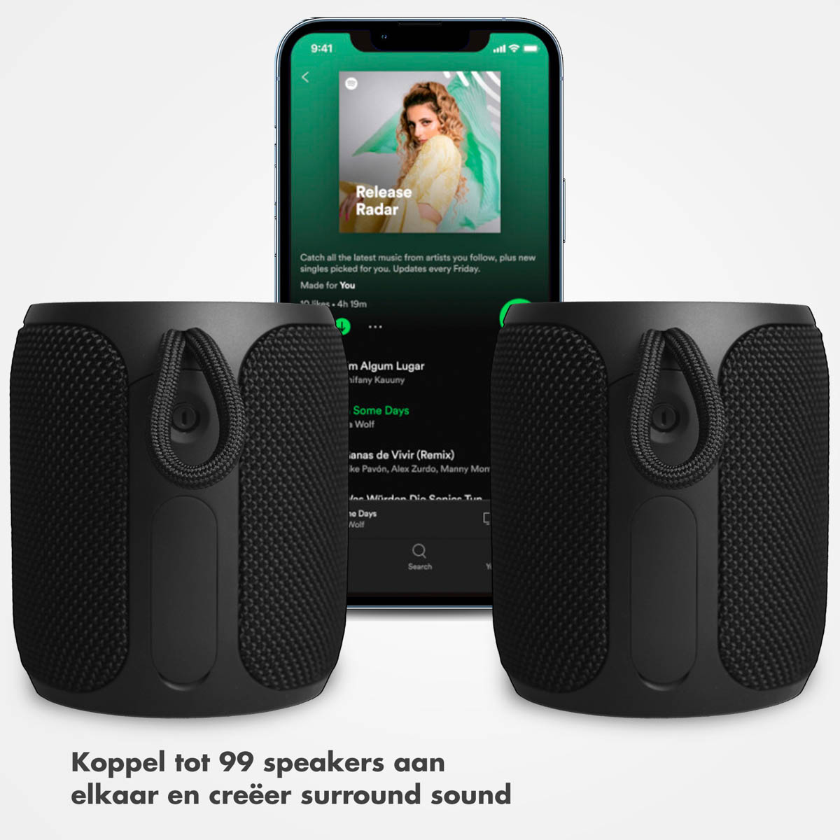 Twee zwarte speakers met telefoon die Spotify-app en tekst toont.