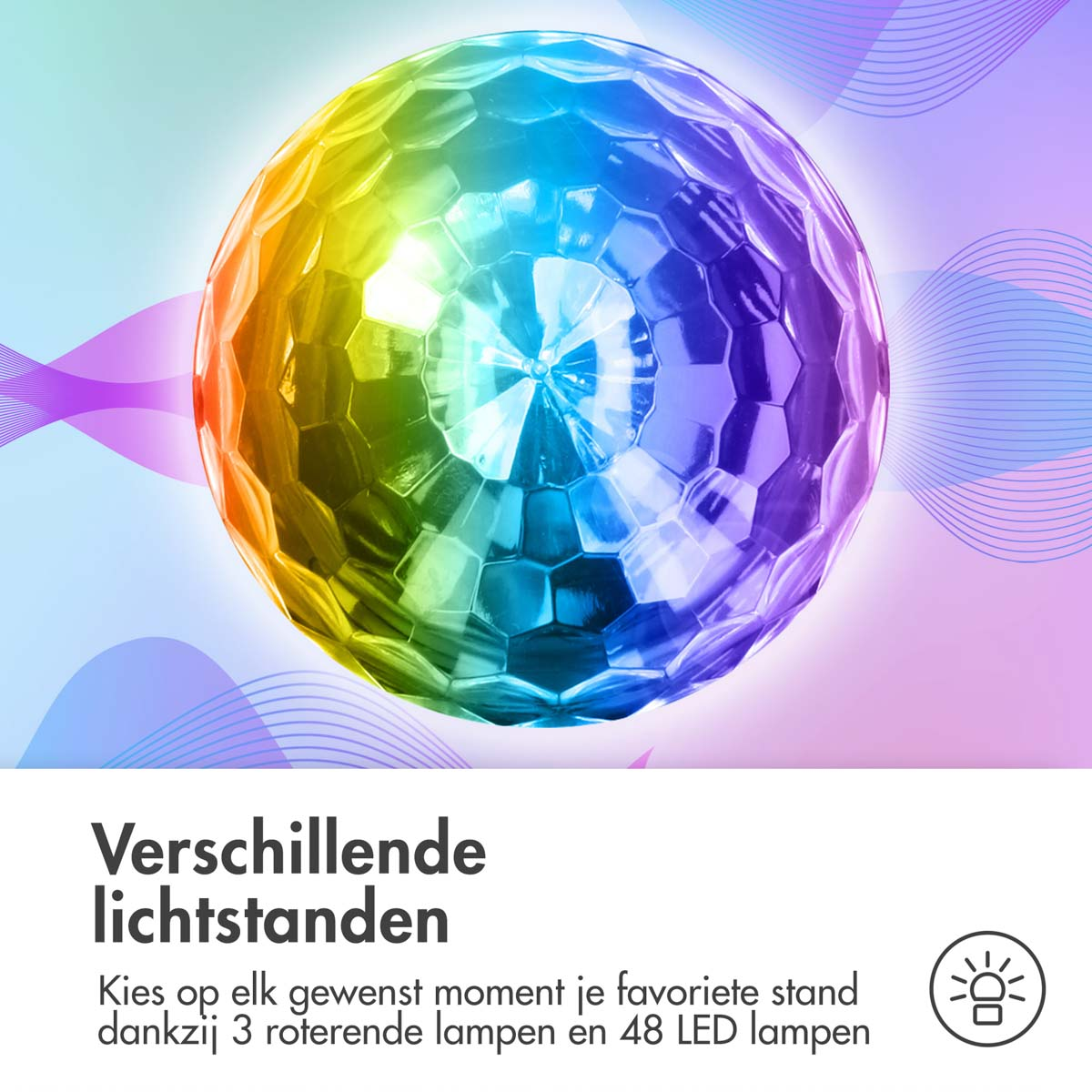 Een kleurrijke discobal met verschillende lichtstanden. De scène heeft een paarse en blauwe achtergrond.