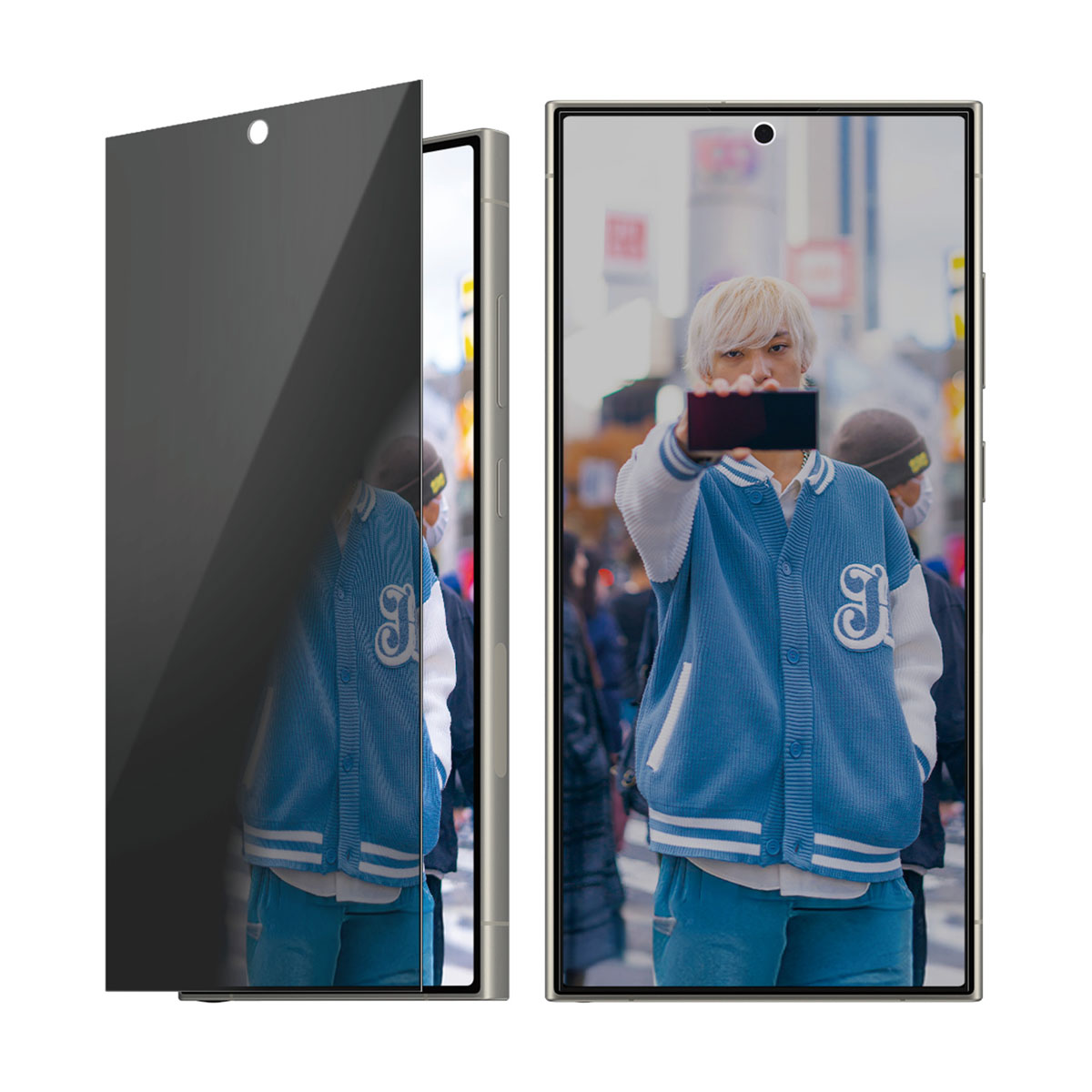 Un téléphone avec un protecteur d'écran, montrant un homme prenant un selfie. Autre personne en arrière-plan.