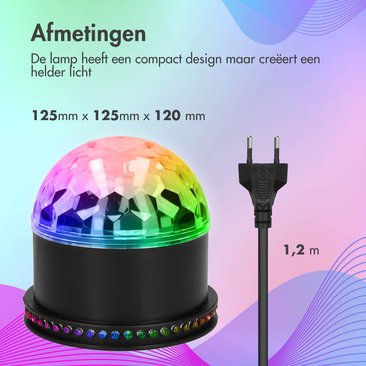 Een zwarte discobal met kleurrijke lichtpatronen wordt weergegeven, met afmetingen en een stekker.
