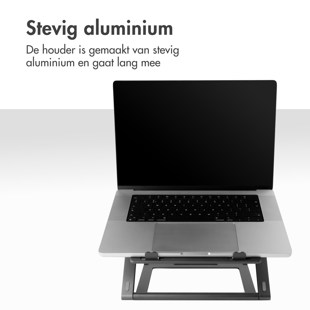 A laptop sits on a gray aluminum stand. Text in Dutch at the top about the stand's features.