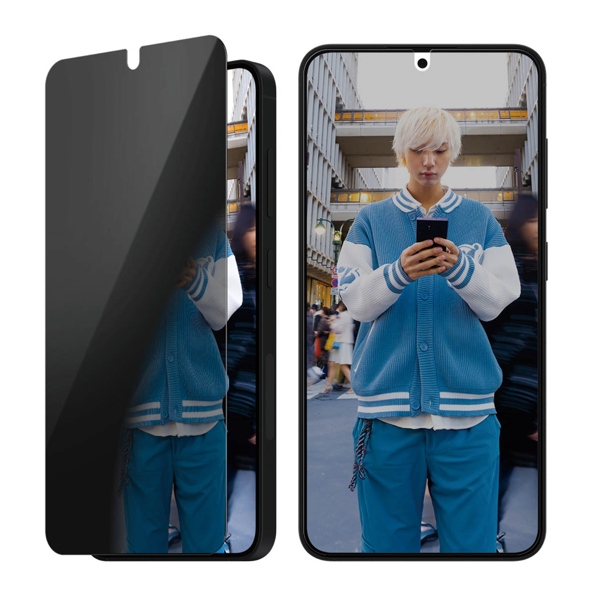 Een telefoon met een schermbeschermer. Een man gebruikt de telefoon aan de rechterkant van de afbeelding.