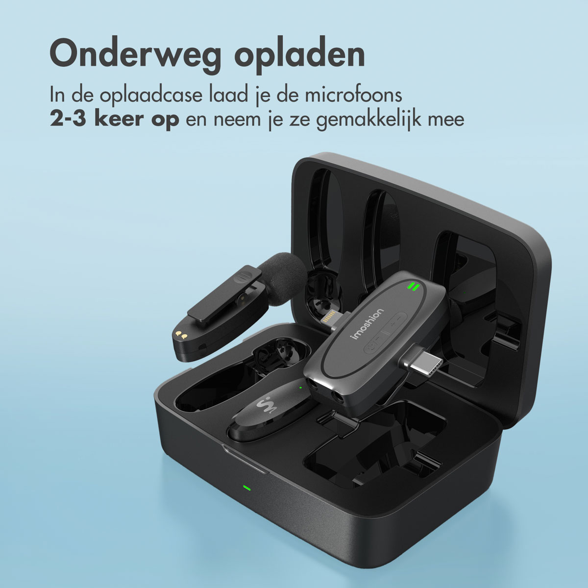 Een zwarte oplaadcase met twee microfoons erin. Tekst zegt dat het microfoons 2-3 keer oplaadt.
