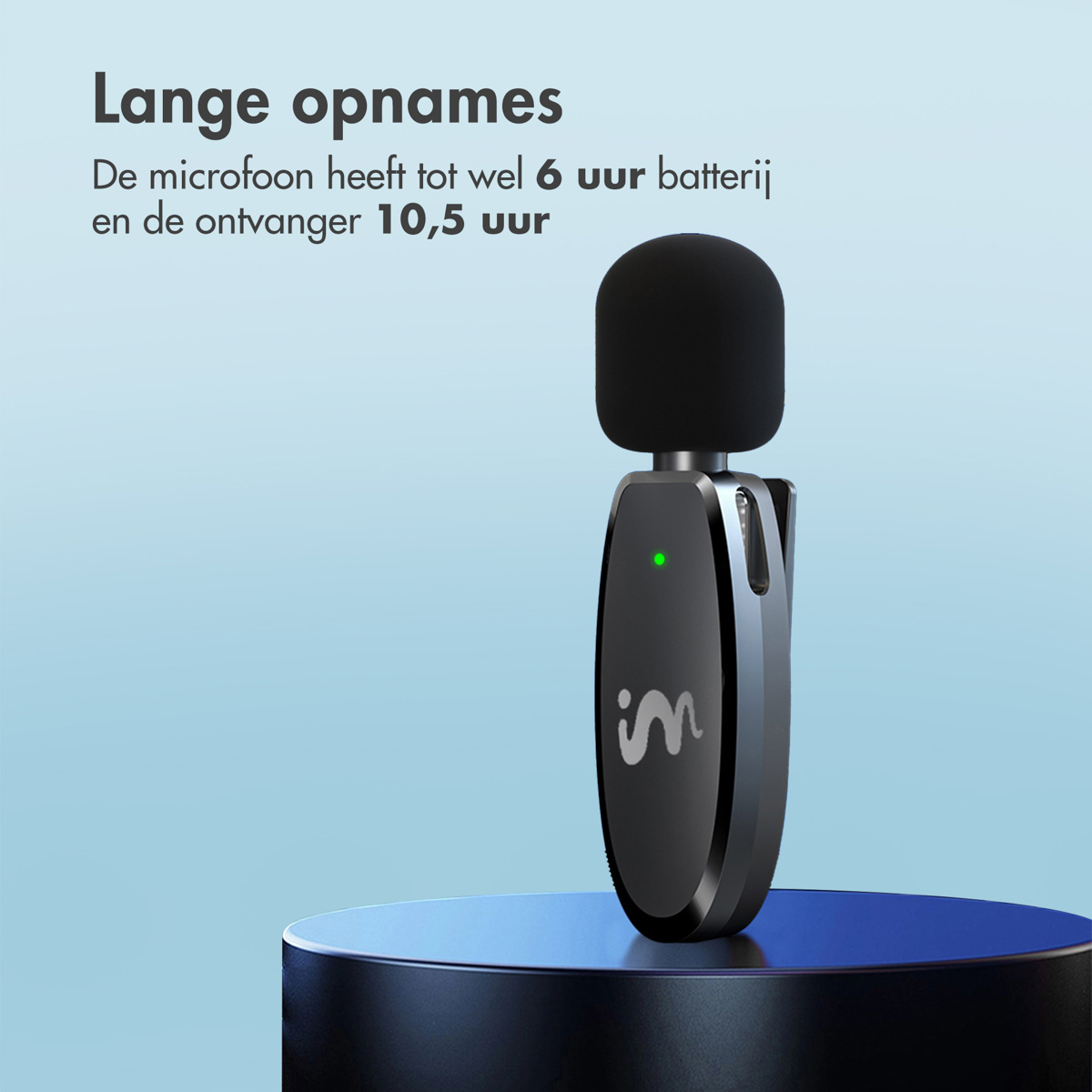 Een zwarte microfoon met een clip, staand op een blauw platform met tekst in het Nederlands.