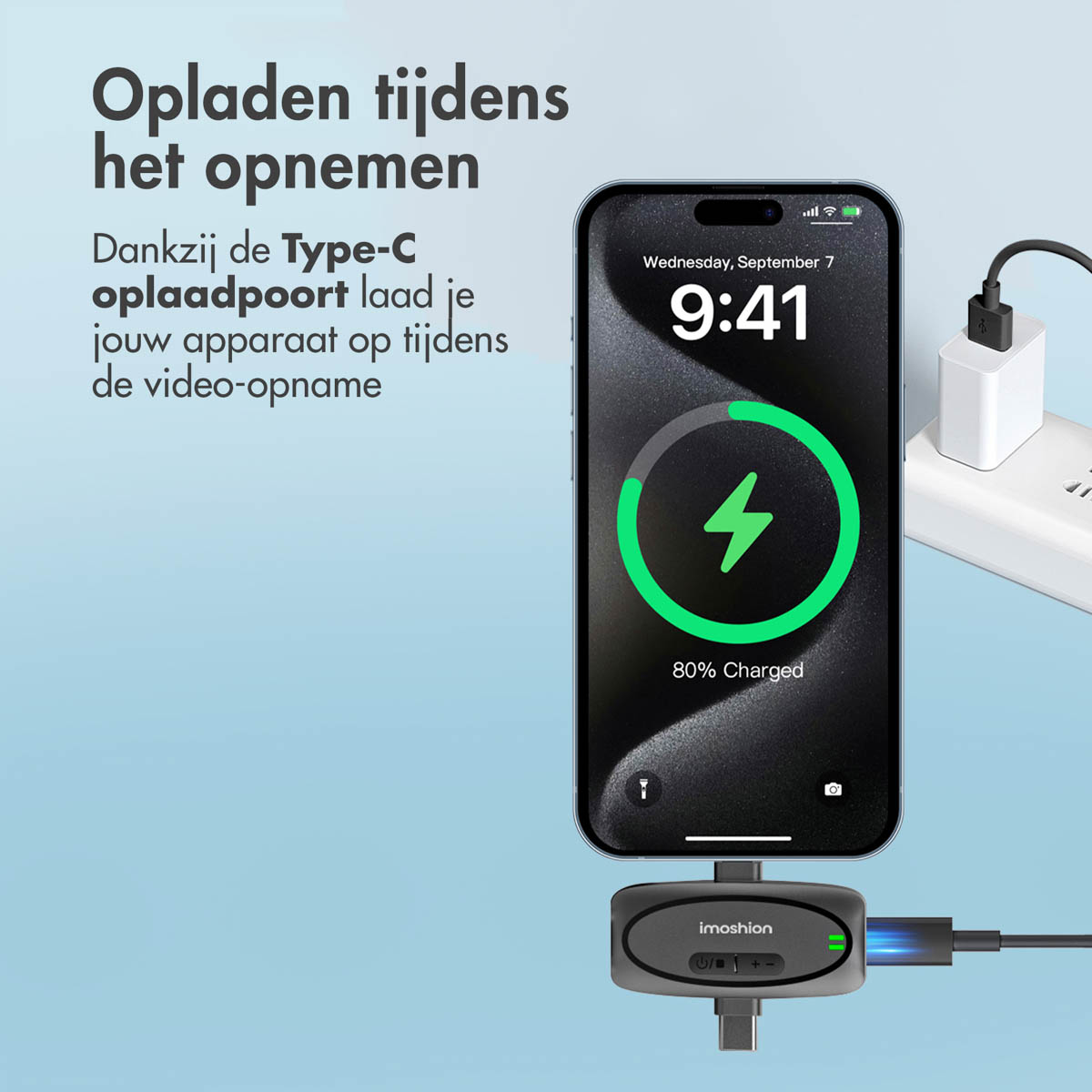 Een smartphone wordt opgeladen via een oplaadhub, met een batterijpictogram van 80% op het scherm.