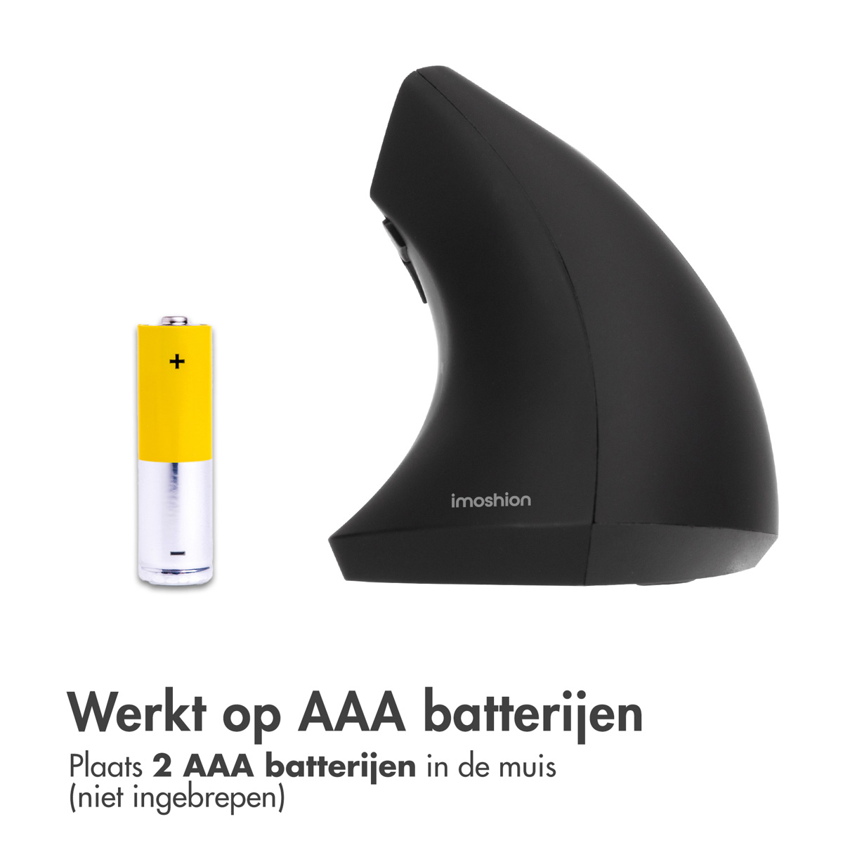 Black vertical ergonomic mouse next to a yellow AAA battery. Text in Dutch: Works on AAA batteries.