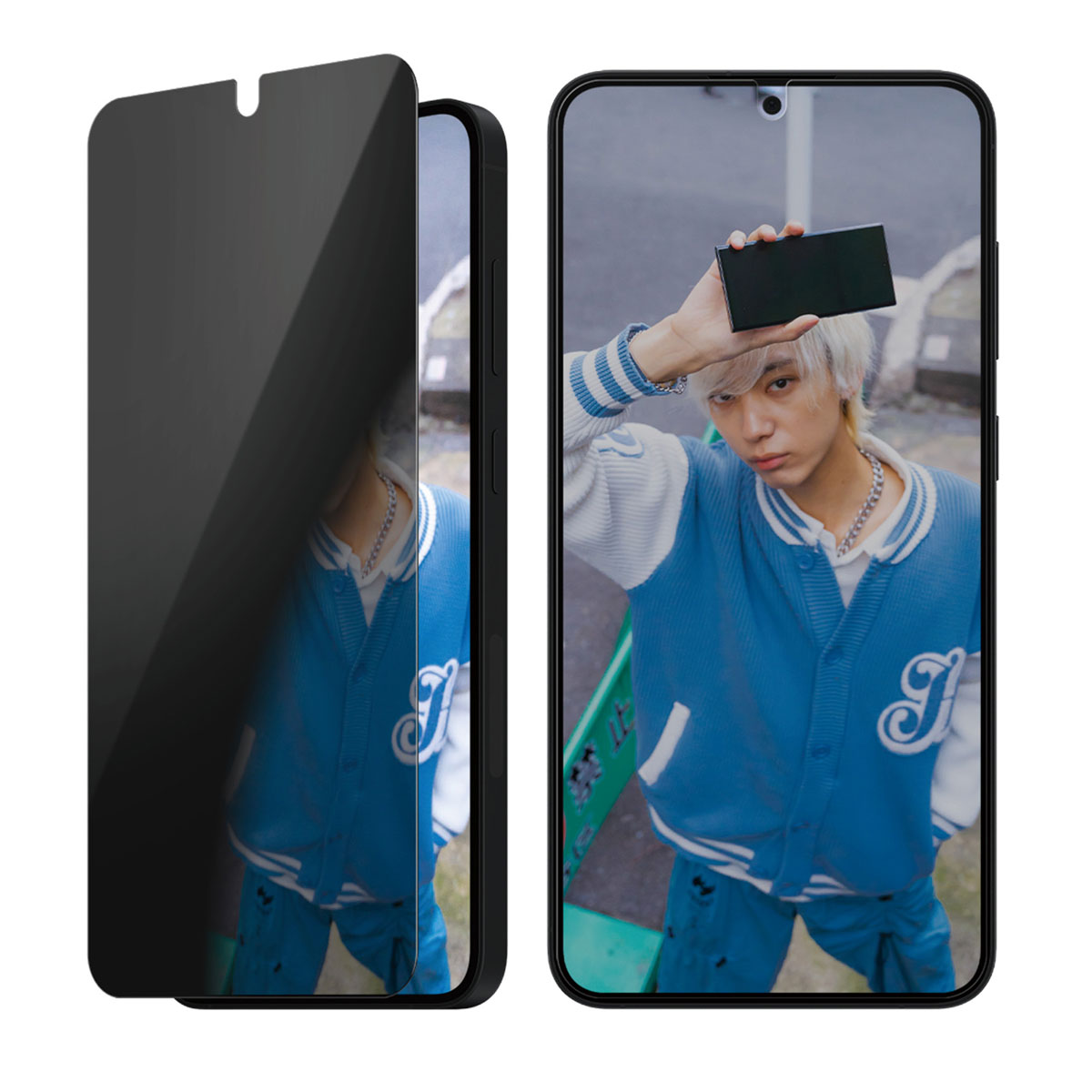 Smartphone con protezione schermo. Persona con carta nera sullo sfondo. Il telefono è nero.