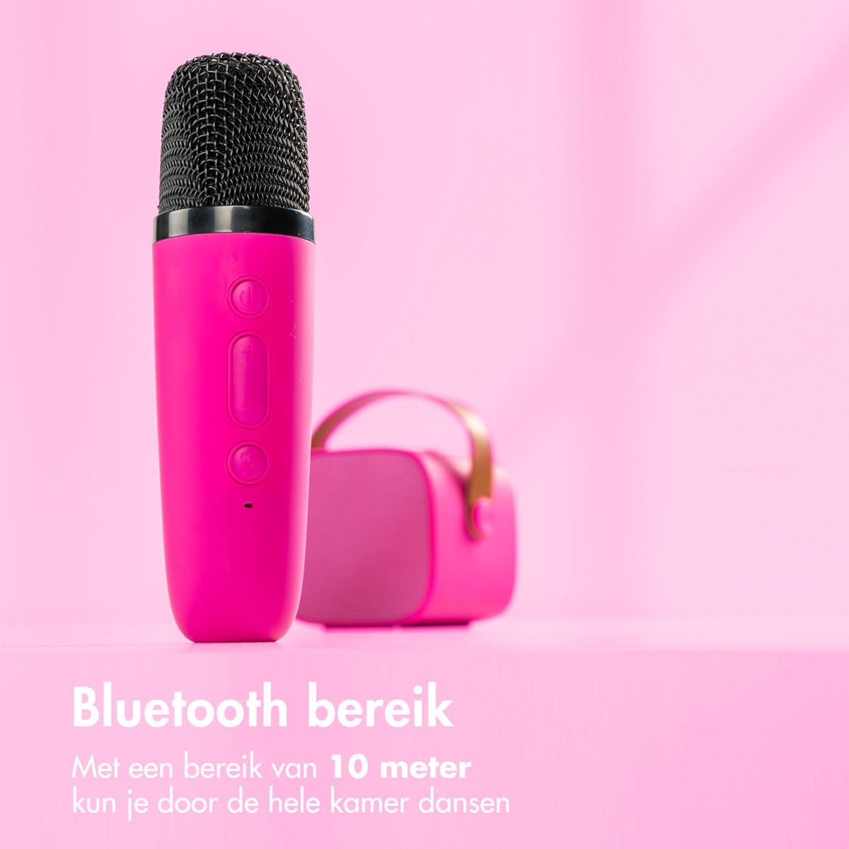 Roze microfoon en luidspreker. Tekst zegt: “Bluetooth-bereik. Dans door de kamer.”