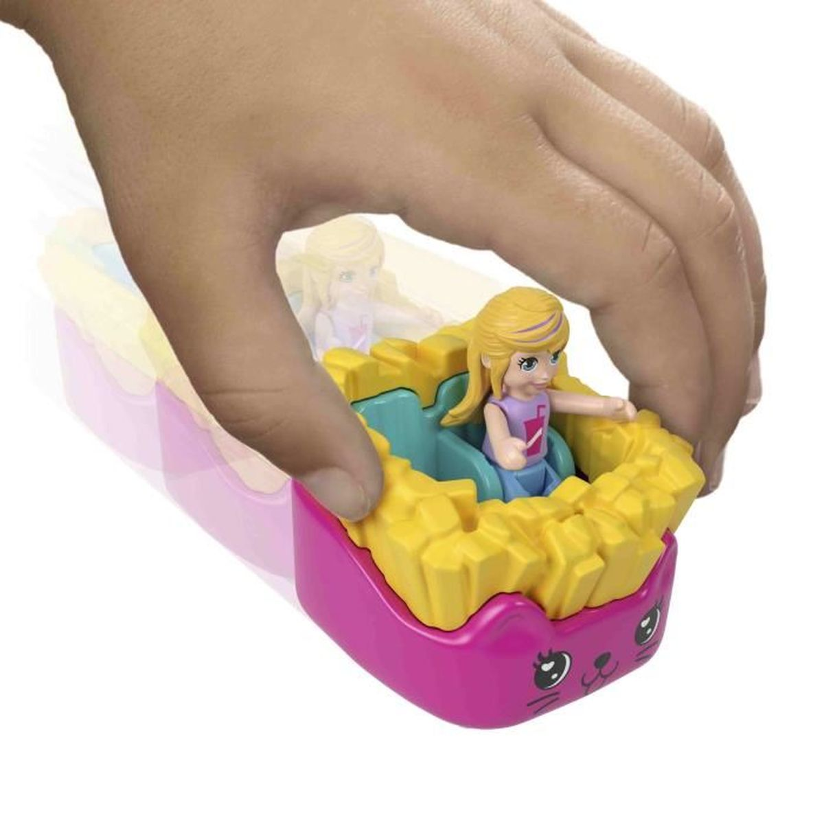 Eine Hand schiebt einen Spielzeug-Pommes-Behälter mit zwei Figuren darin.