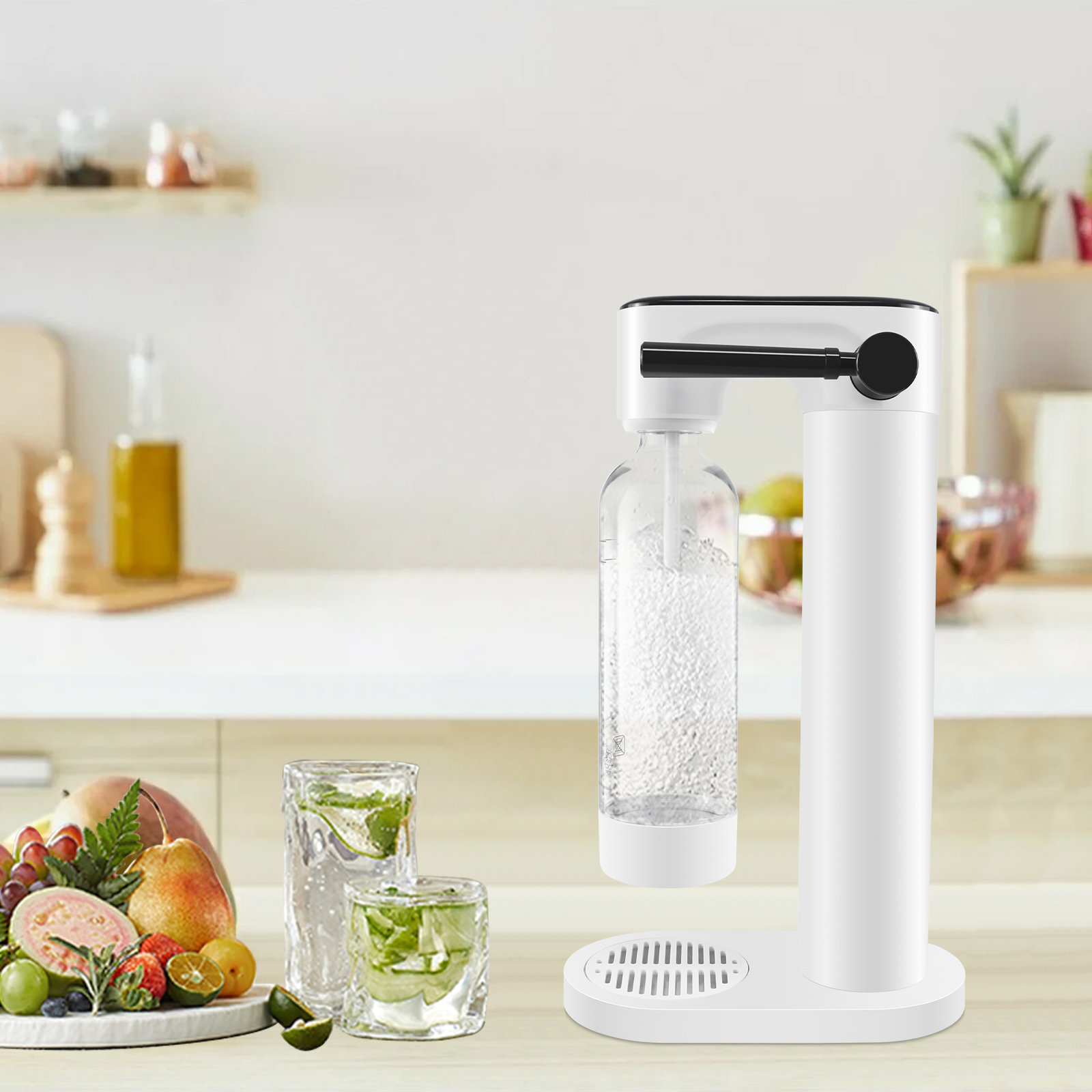 Weißer Soda-Maker mit Gläsern und Obst auf Holztisch.