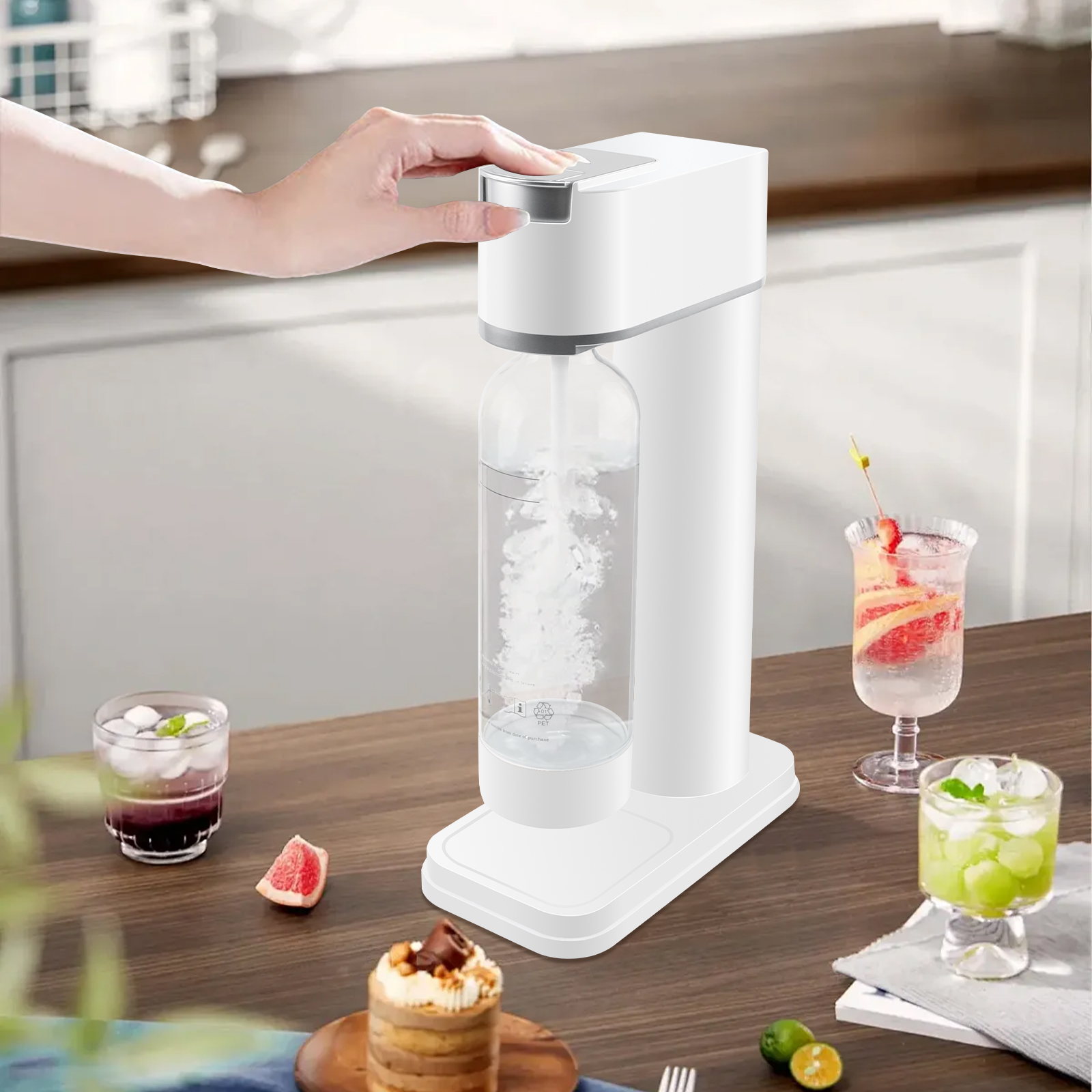Ein weißer Soda-Maker mit einer Flasche, eine Hand drückt einen Knopf, und Getränke.