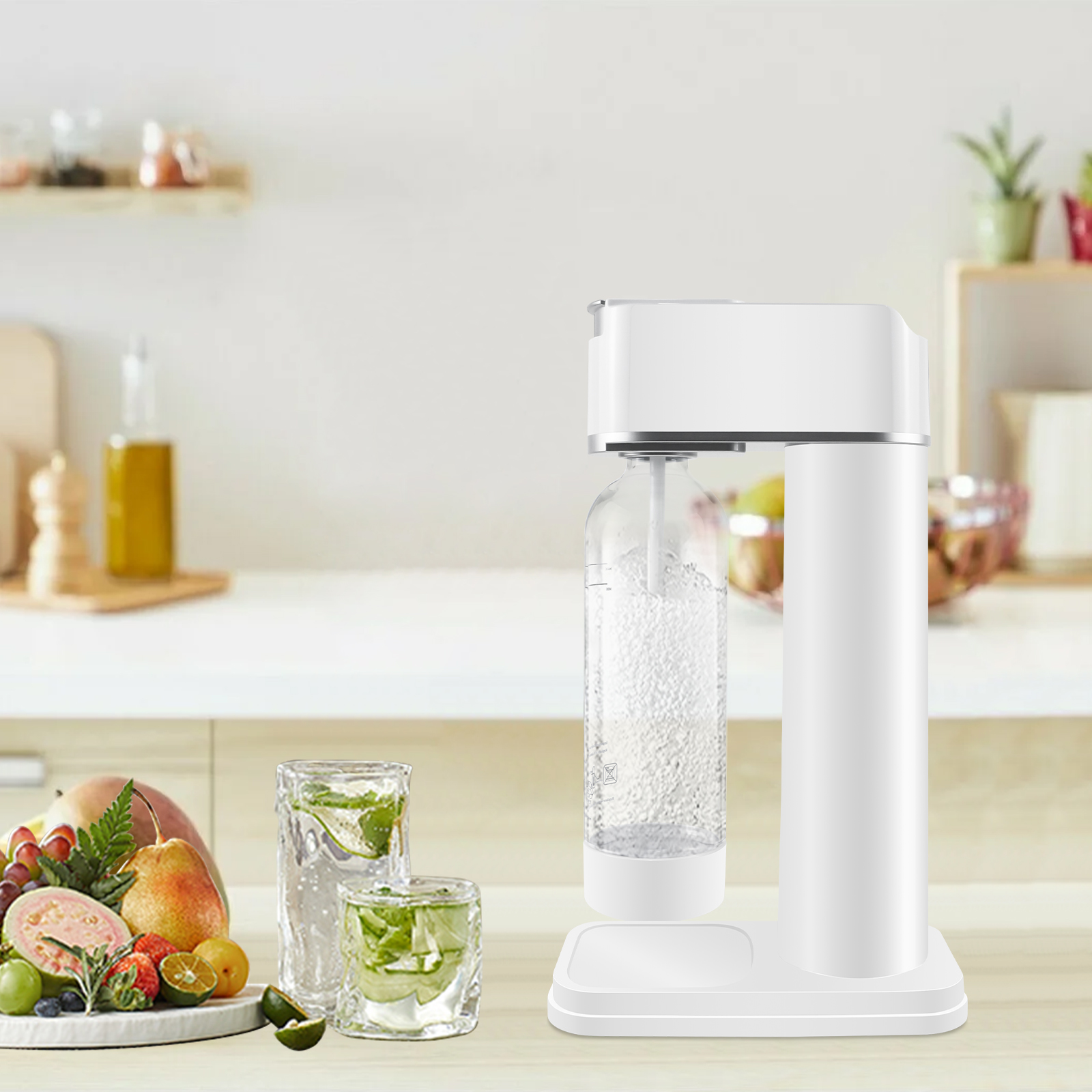 Ein weißer Soda-Maker mit einer Glasflasche und zwei Gläsern mit Limette und Minze.