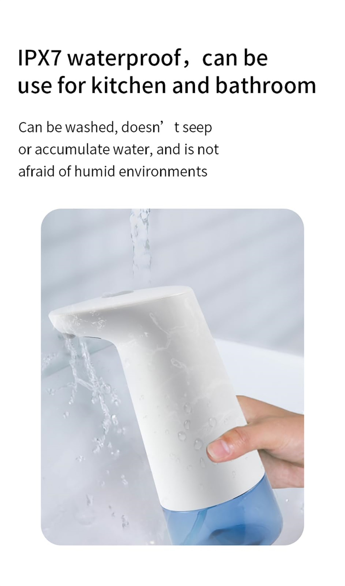 Ein weißer und blauer automatischer Seifenspender mit Wasser, das darüber gießt. Hand ist sichtbar. Badezimmer-Kontext.