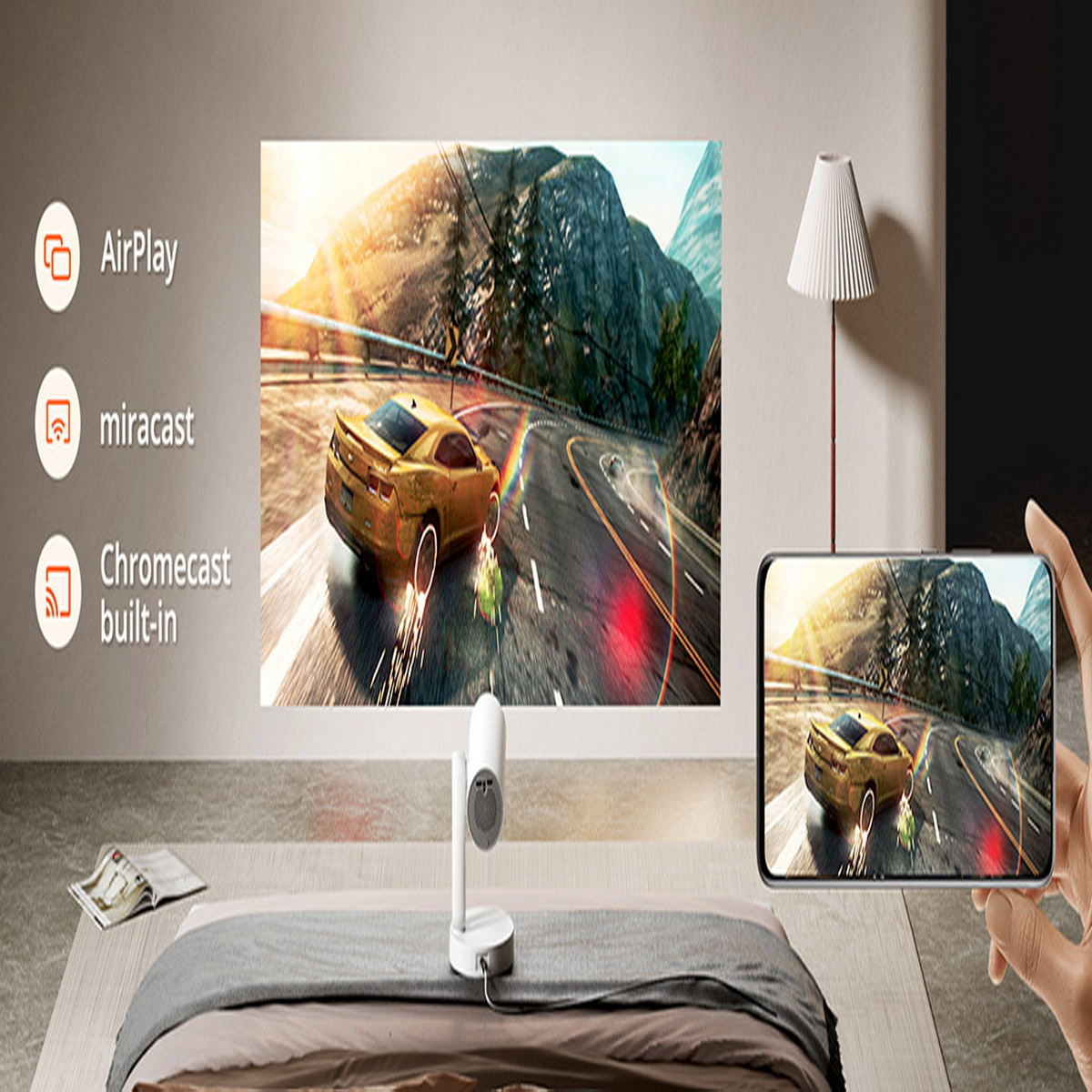 Un proyector muestra una carrera de autos en la pared, mientras que un teléfono muestra la misma imagen. AirPlay, Miracast, Chromecast.
