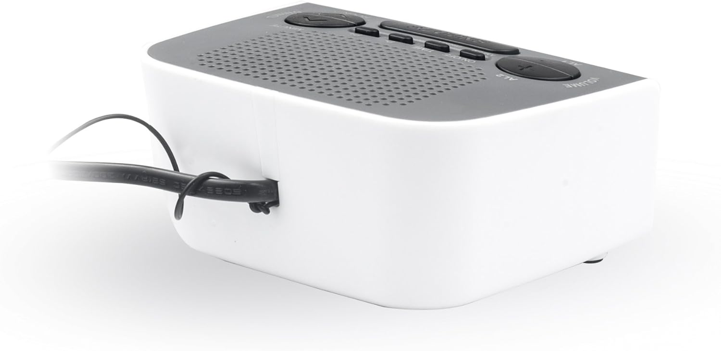 Biało-szare radiobudzik z przyciskami i przewodem zasilającym. Jest na białej powierzchni.