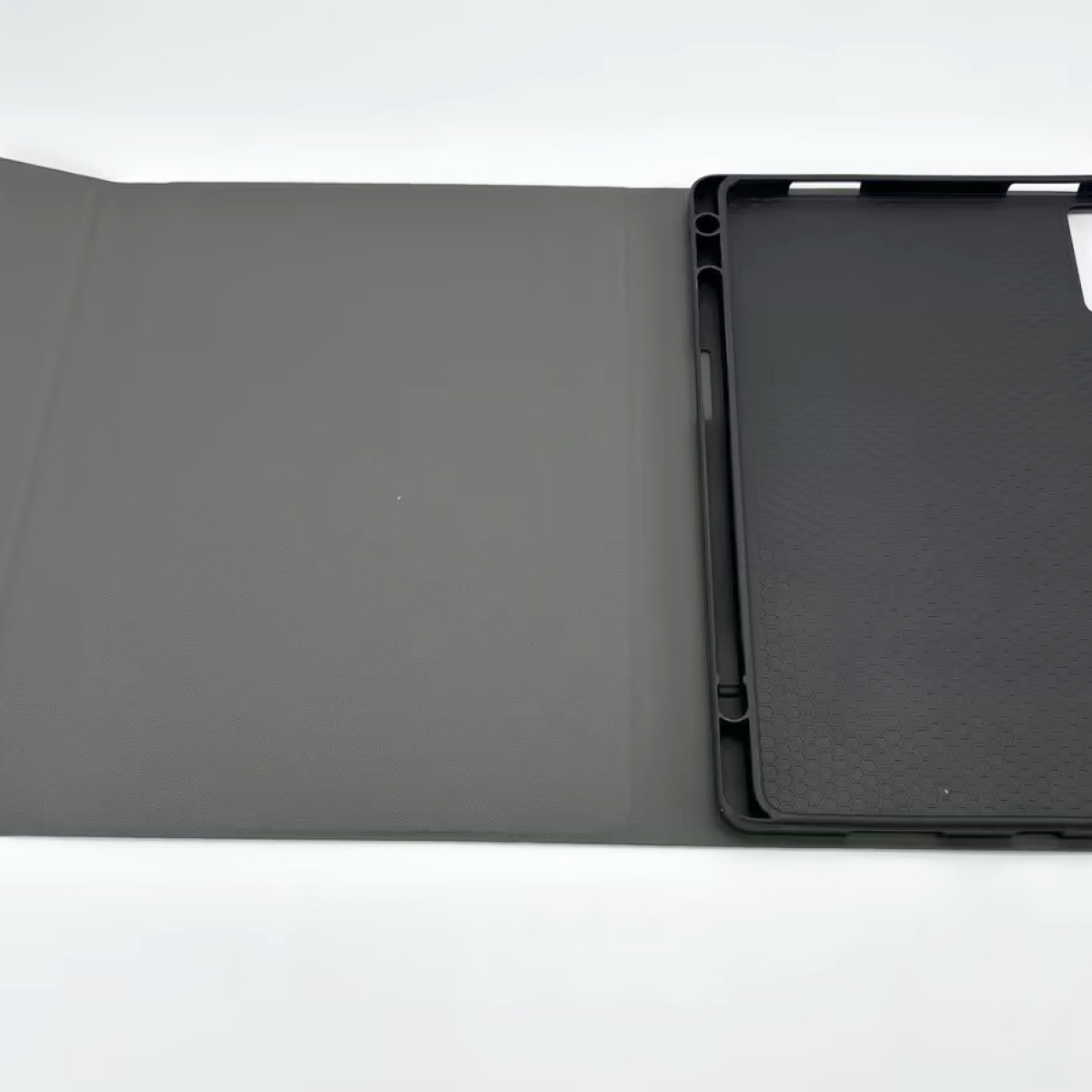 Open tabletcase, met grijze voering en zwart interieur, tegen een witte achtergrond.