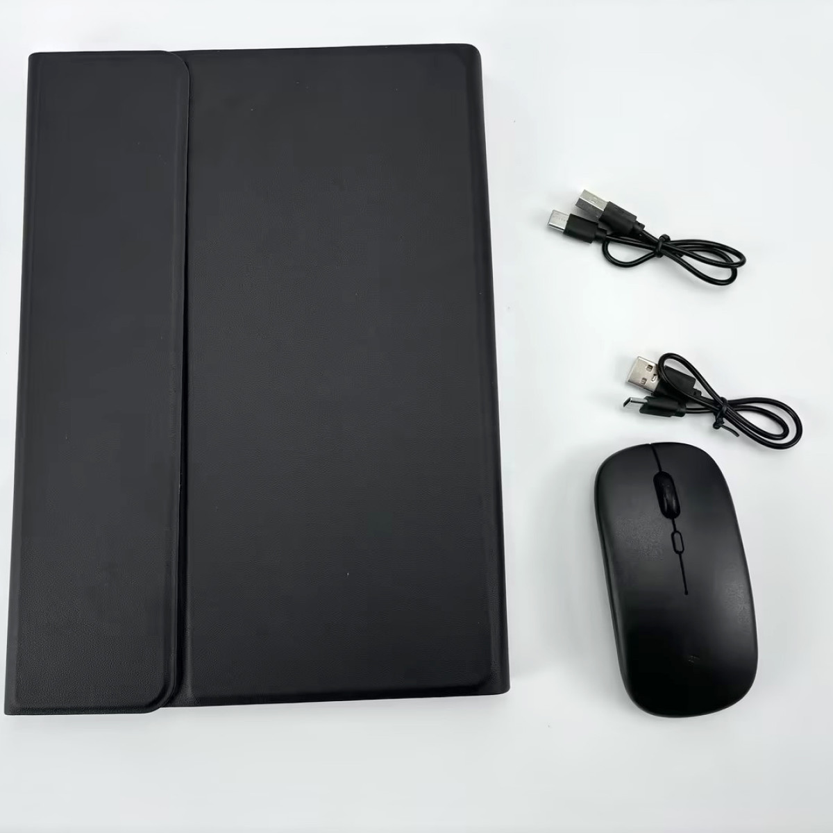 Zwarte tablet-toetsenbordhoes en een zwarte muis met twee USB-kabels ernaast.