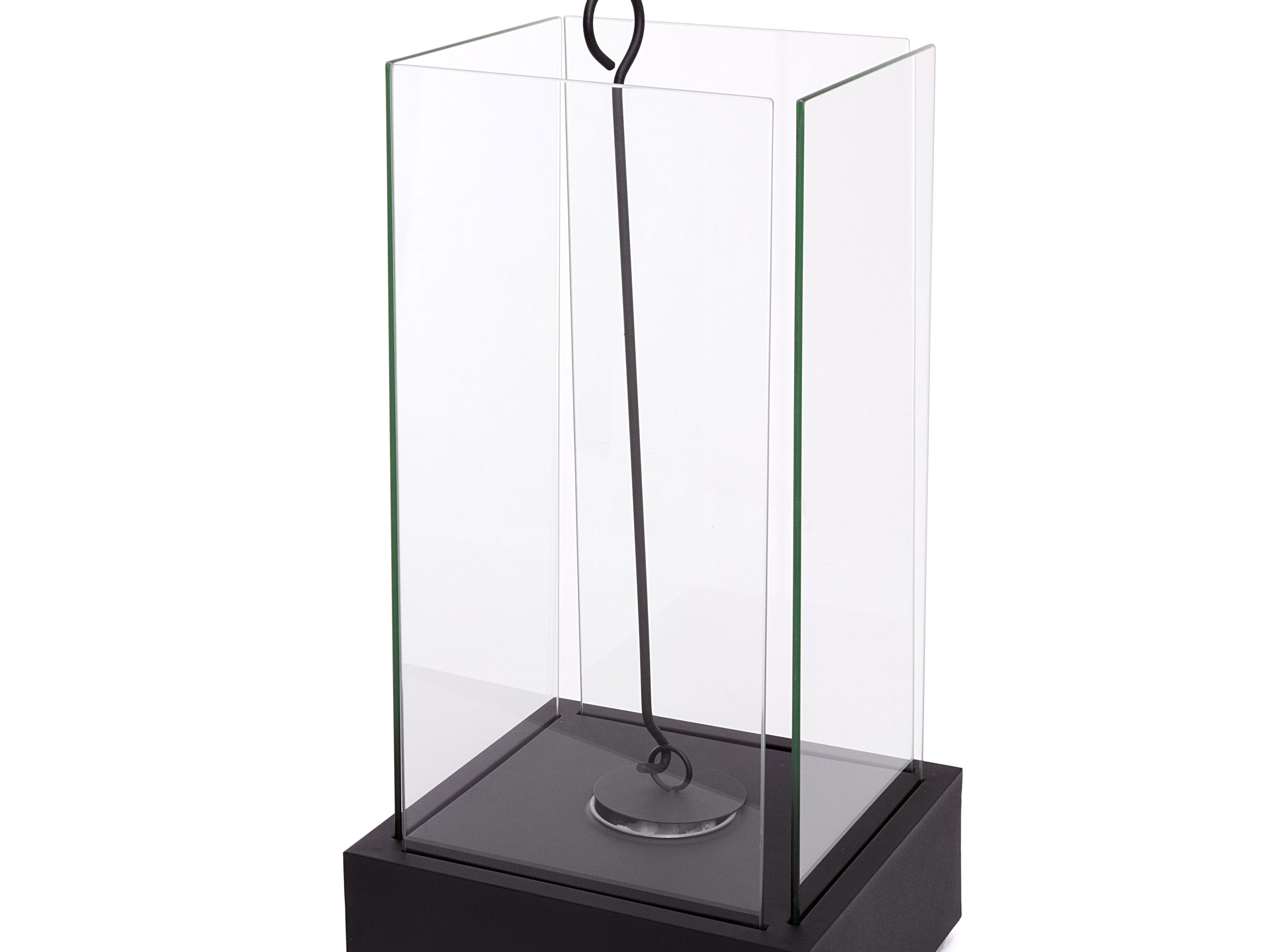 Vitrina de cristal transparente con base negra. Barra metálica negra colgando con peso.