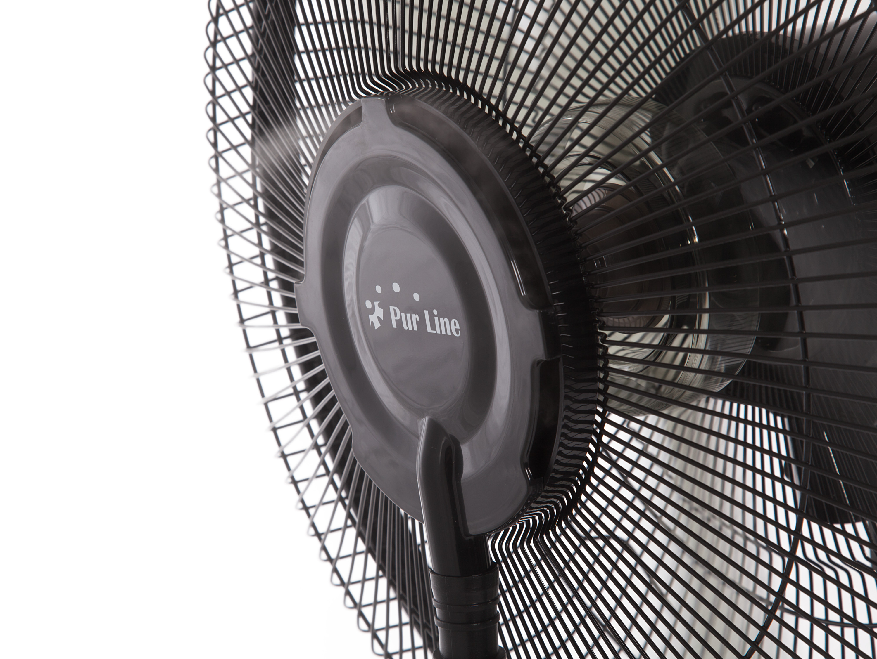 Primer plano de un ventilador negro con la marca 'Pur Line' en la cubierta central.