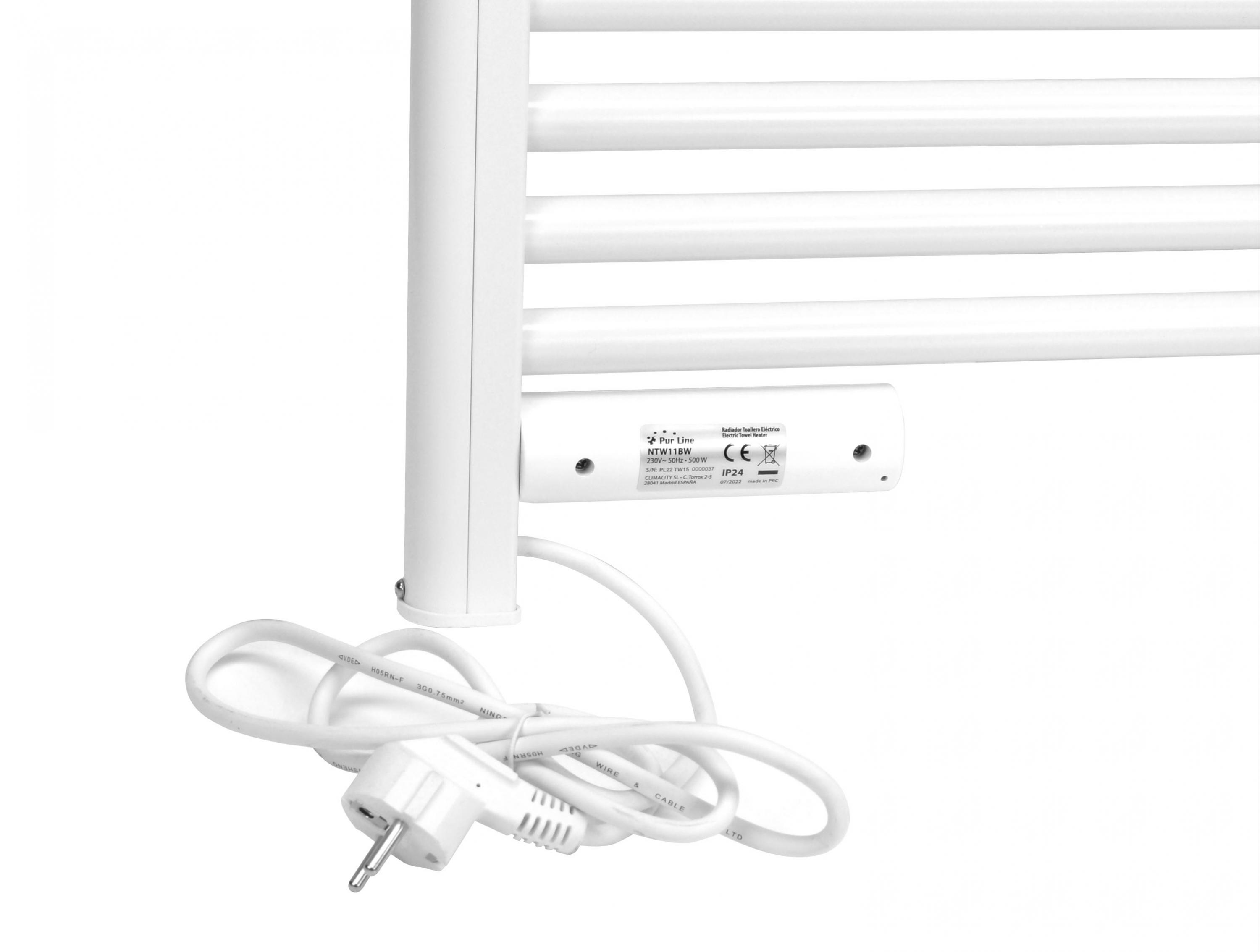 Calentador de toallas blanco con cable de alimentación y enchufe.
