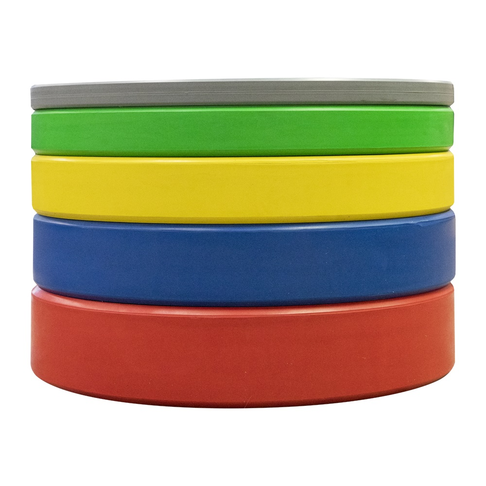 Gestapelde kleurrijke gewichtsplaten: grijs, groen, geel, blauw en rood. De platen hebben een plat oppervlak.