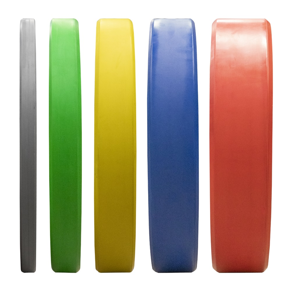 Vijf kleurrijke gewichtsplaten in verschillende kleuren: zilver, groen, geel, blauw en rood.